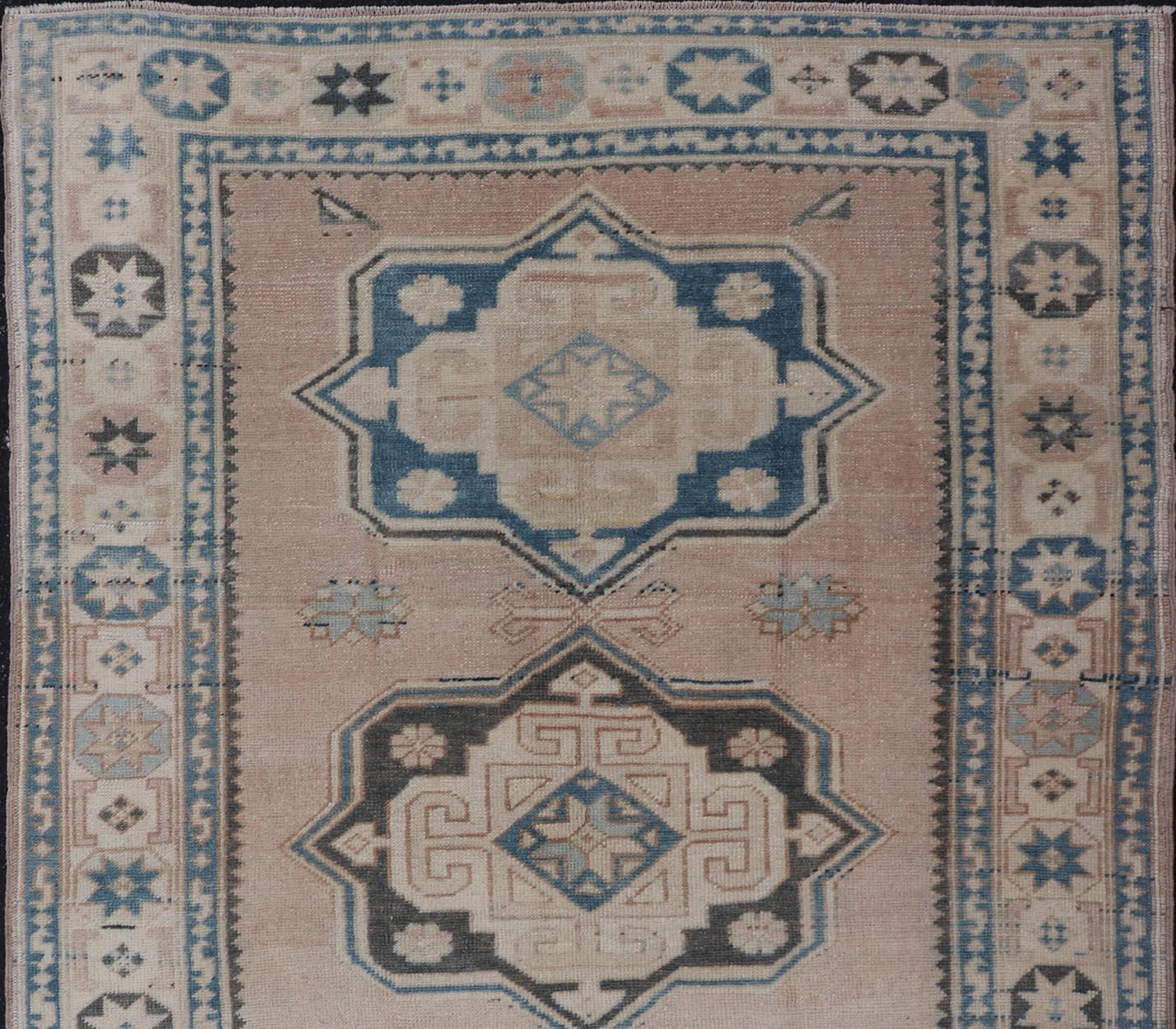 Türkischer Oushak-Teppich im Vintage-Stil mit weichem Beige- und blauen Medaillonmuster 4'9 x 7'6 im Angebot 2