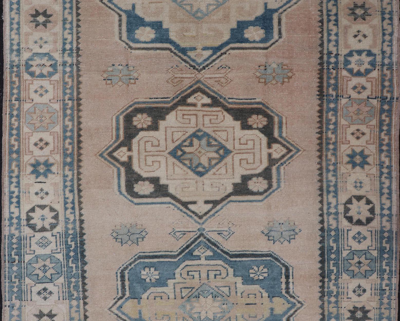 Türkischer Oushak-Teppich im Vintage-Stil mit weichem Beige- und blauen Medaillonmuster 4'9 x 7'6 im Angebot 3