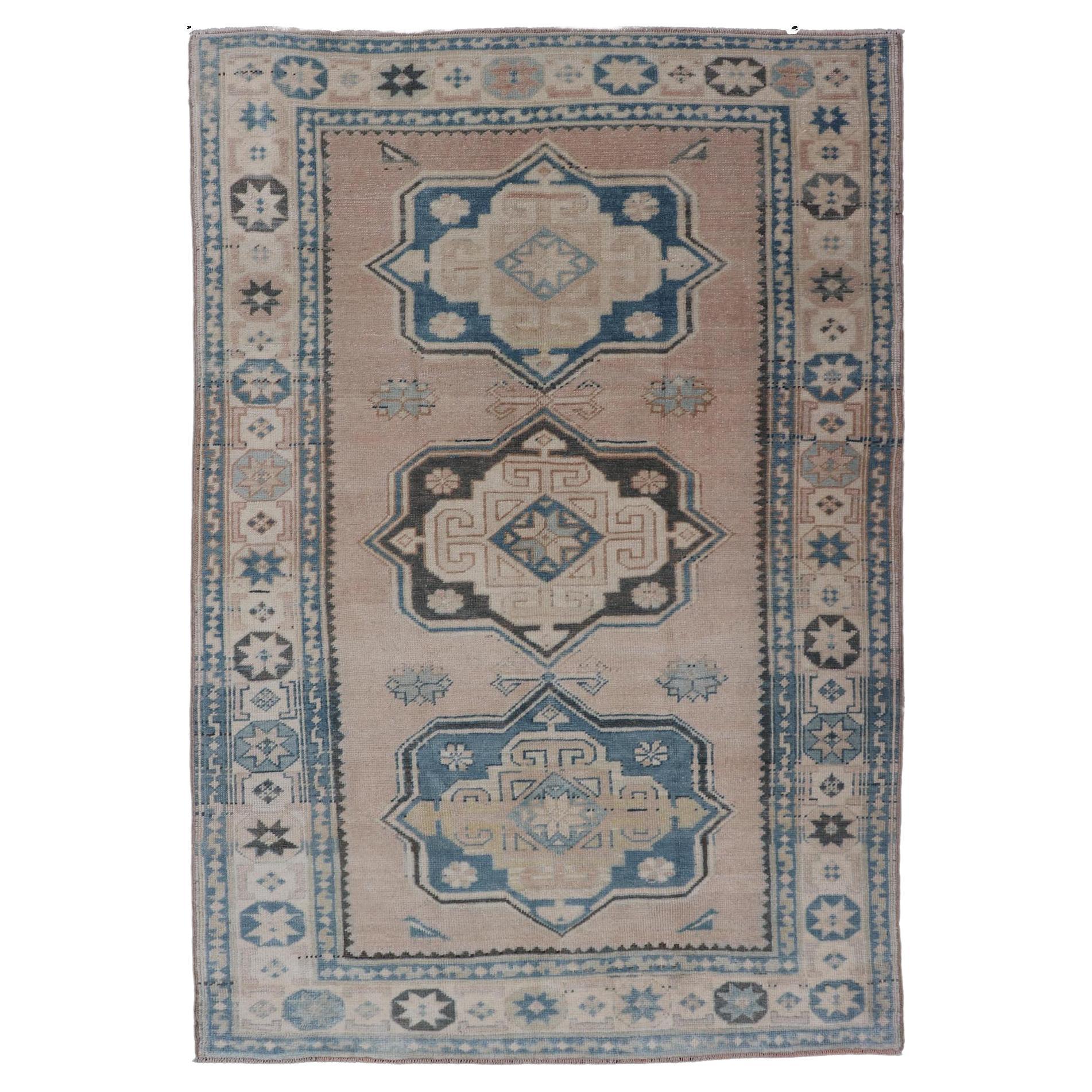 Türkischer Oushak-Teppich im Vintage-Stil mit weichem Beige- und blauen Medaillonmuster 4
9 x 7
6