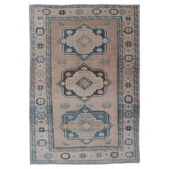 Türkischer Oushak-Teppich im Vintage-Stil mit weichem Beige- und blauen Medaillonmuster 4
9 x 7
6