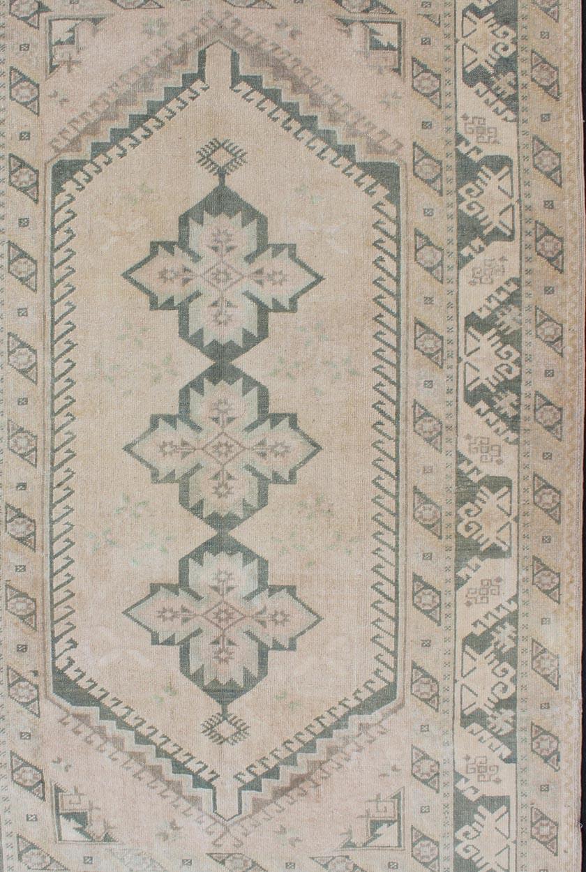 Vintage Türkisch Oushak Teppich mit weichem Beige Feld und verblasstem Grün 4'6 x 7'0 im Angebot 4