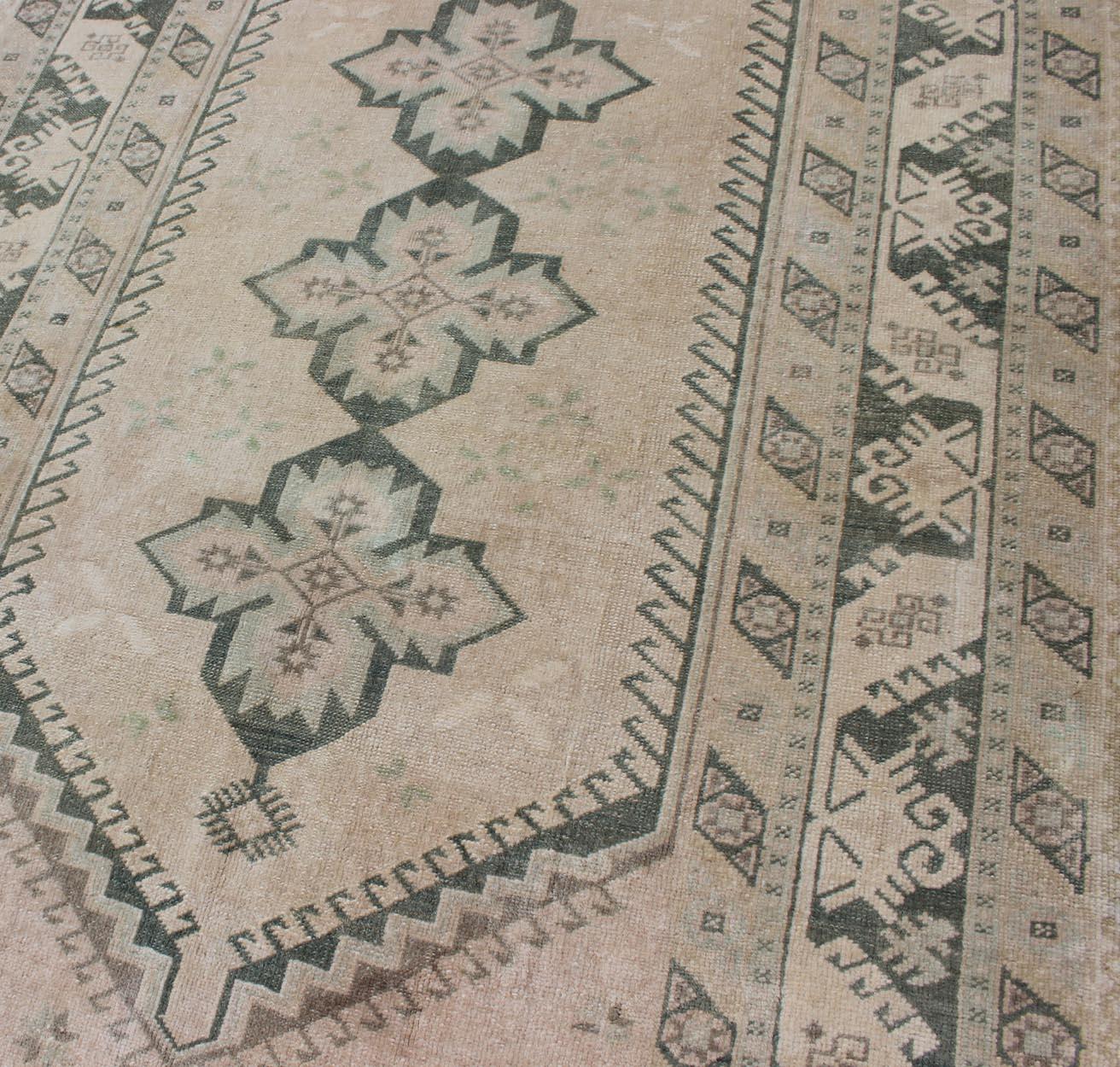 Vintage Türkisch Oushak Teppich mit weichem Beige Feld und verblasstem Grün 4'6 x 7'0 (Handgeknüpft) im Angebot