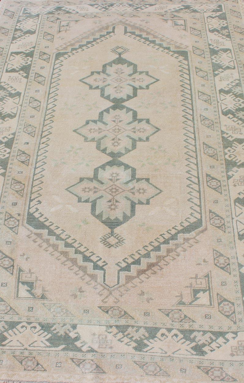Vintage Türkisch Oushak Teppich mit weichem Beige Feld und verblasstem Grün 4'6 x 7'0 im Zustand „Gut“ im Angebot in Atlanta, GA