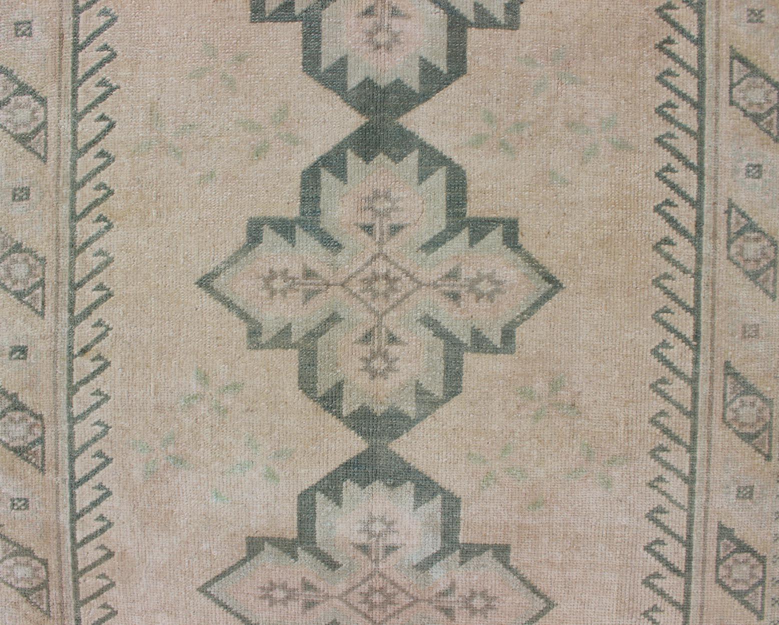 Vintage Türkisch Oushak Teppich mit weichem Beige Feld und verblasstem Grün 4'6 x 7'0 (Wolle) im Angebot