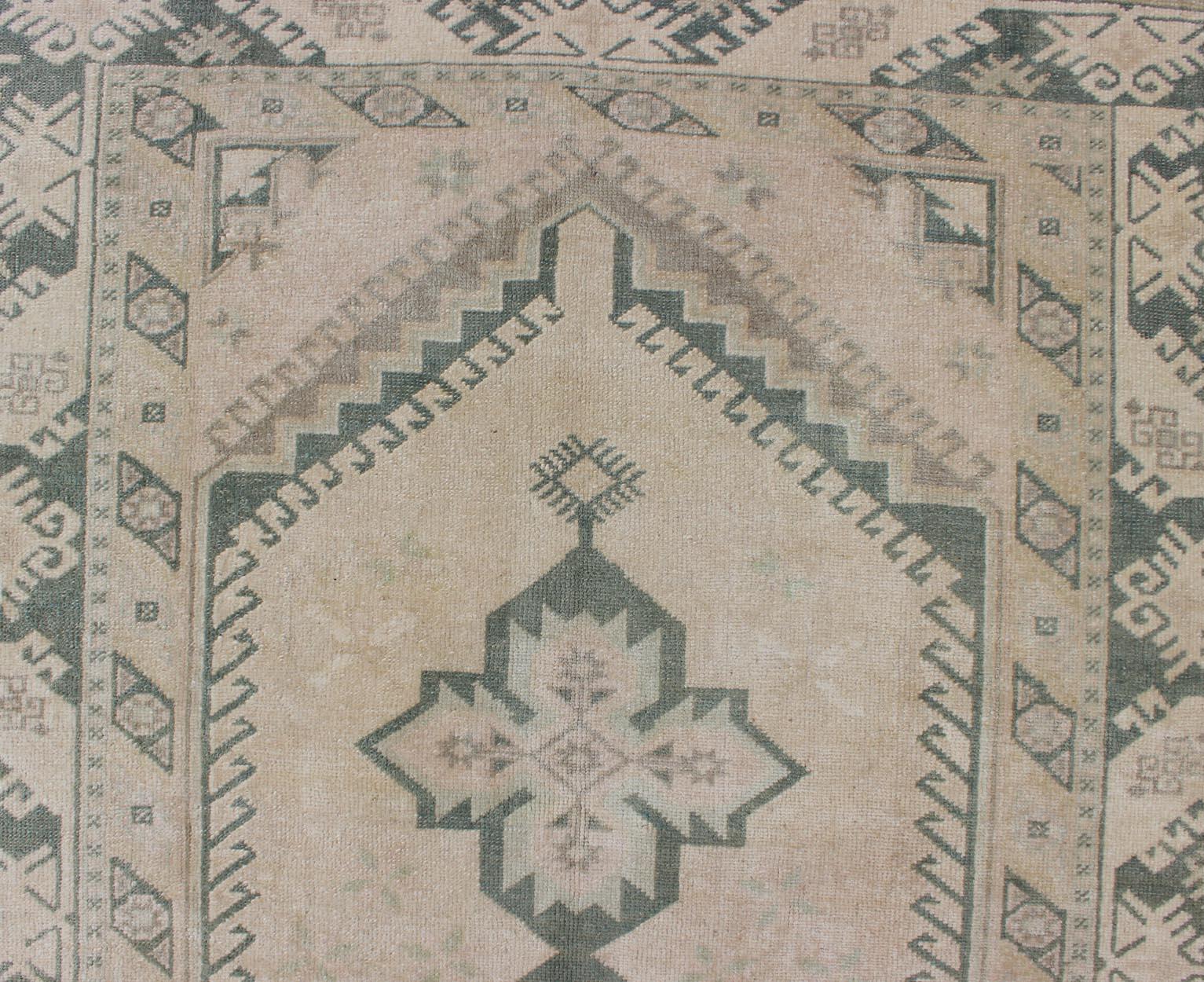 Vintage Türkisch Oushak Teppich mit weichem Beige Feld und verblasstem Grün 4'6 x 7'0 im Angebot 1