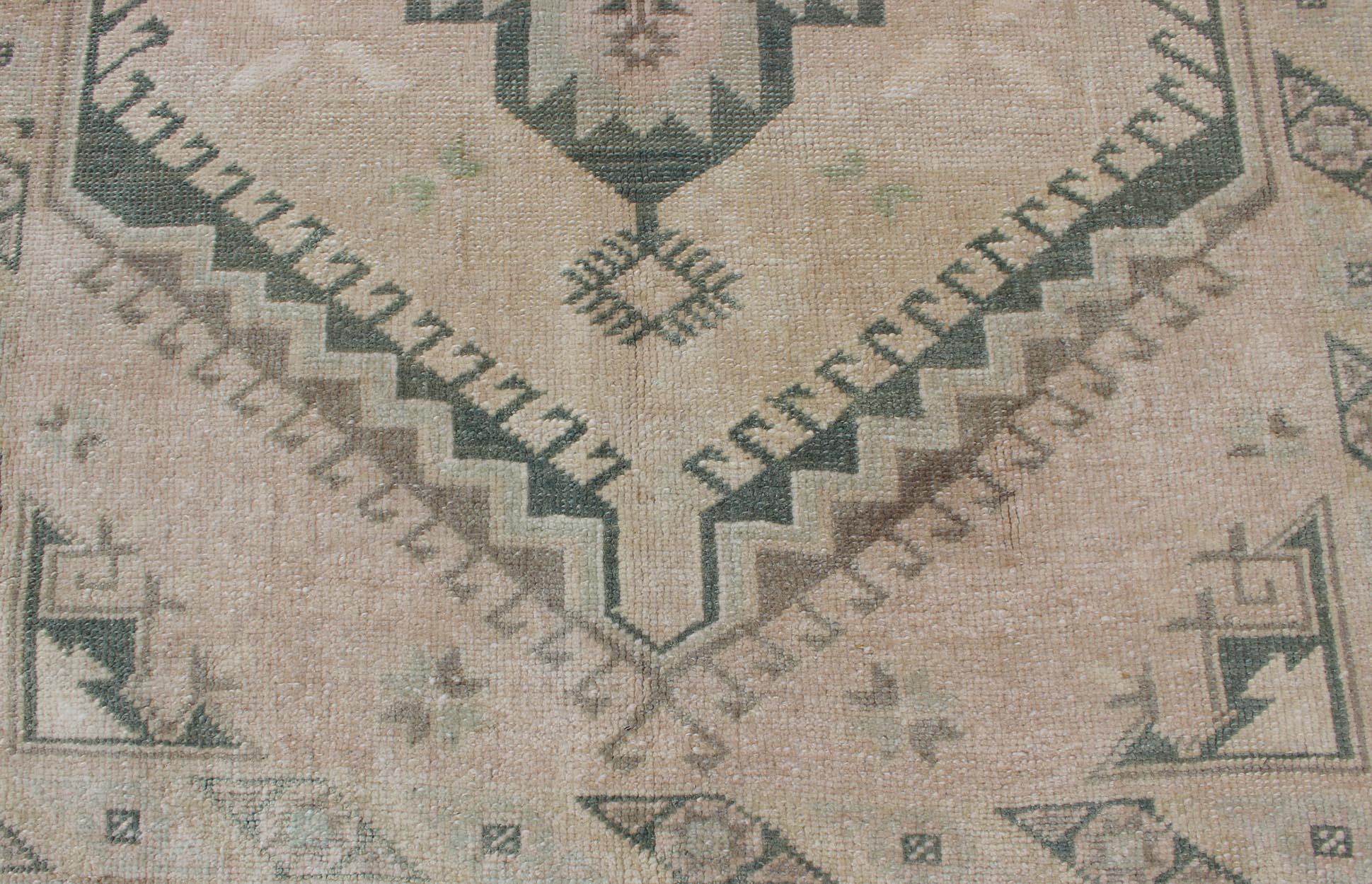 Vintage Türkisch Oushak Teppich mit weichem Beige Feld und verblasstem Grün 4'6 x 7'0 im Angebot 2