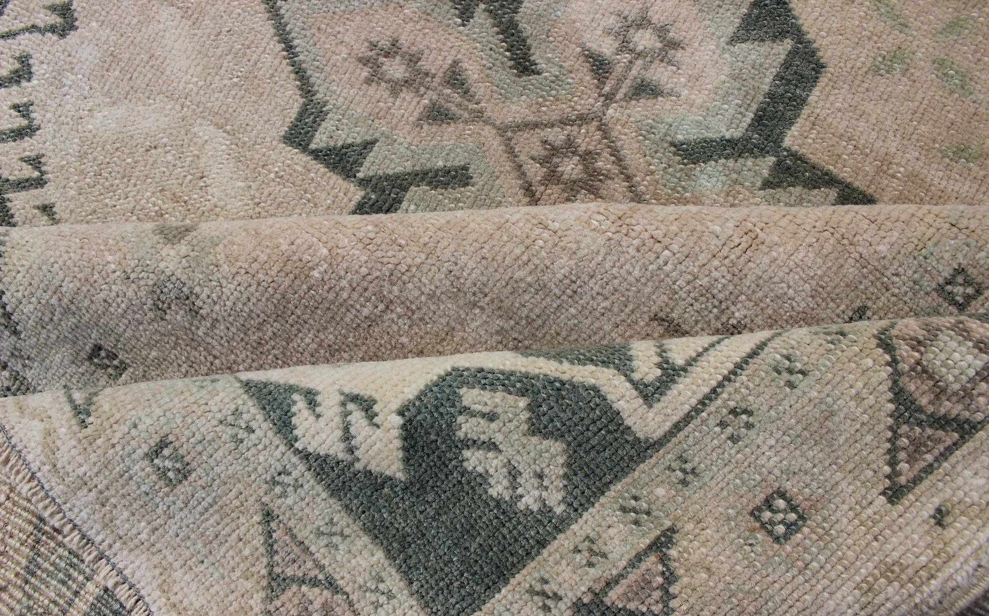 Vintage Türkisch Oushak Teppich mit weichem Beige Feld und verblasstem Grün 4'6 x 7'0 im Angebot 3