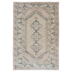 Vintage Türkisch Oushak Teppich mit weichem Beige Feld und verblasstem Grün 4'6 x 7'0