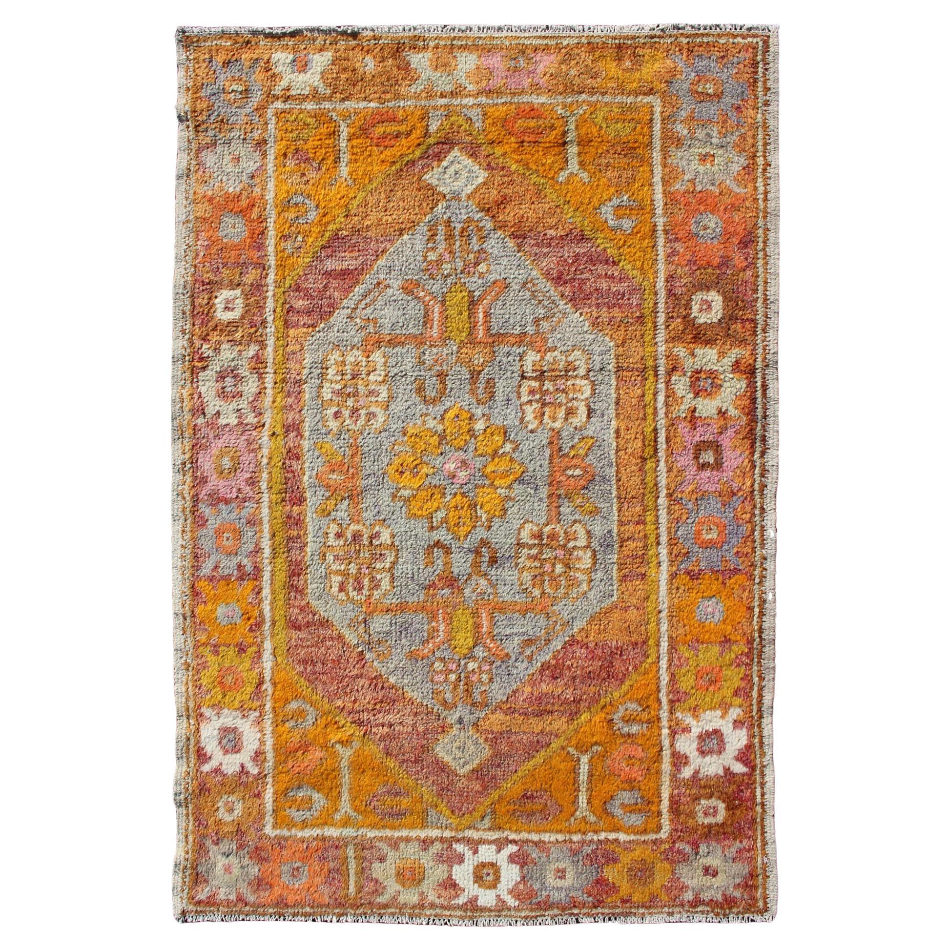 Vintage Türkisch Oushak Teppich mit weichem Grau und lebendigem Orange 2'10 x 4'5