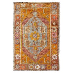 Vintage Türkisch Oushak Teppich mit weichem Grau und lebendigem Orange 2'10 x 4'5