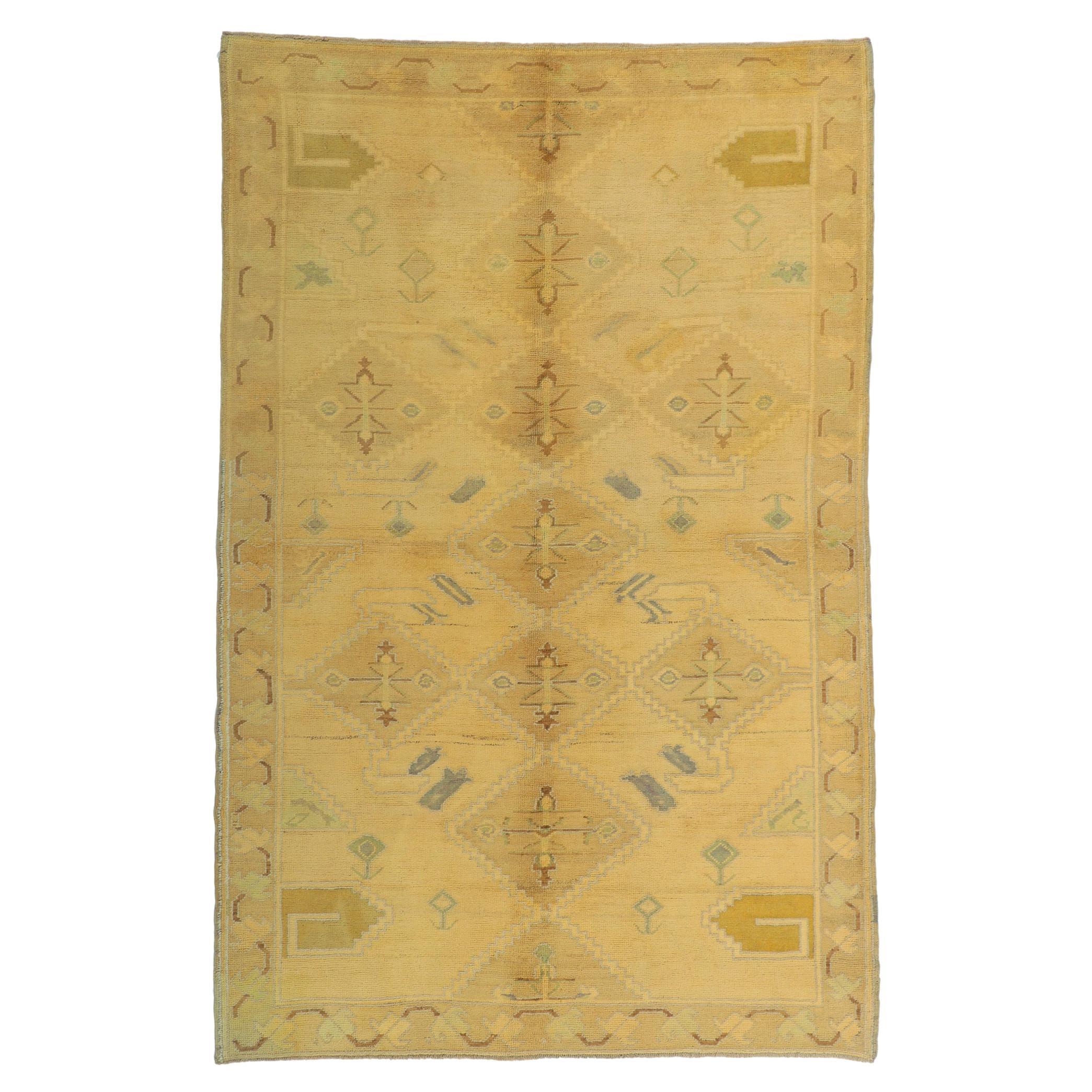 Türkischer Oushak-Teppich im Vintage-Stil mit weichen, pastellfarbenen Erdtönen