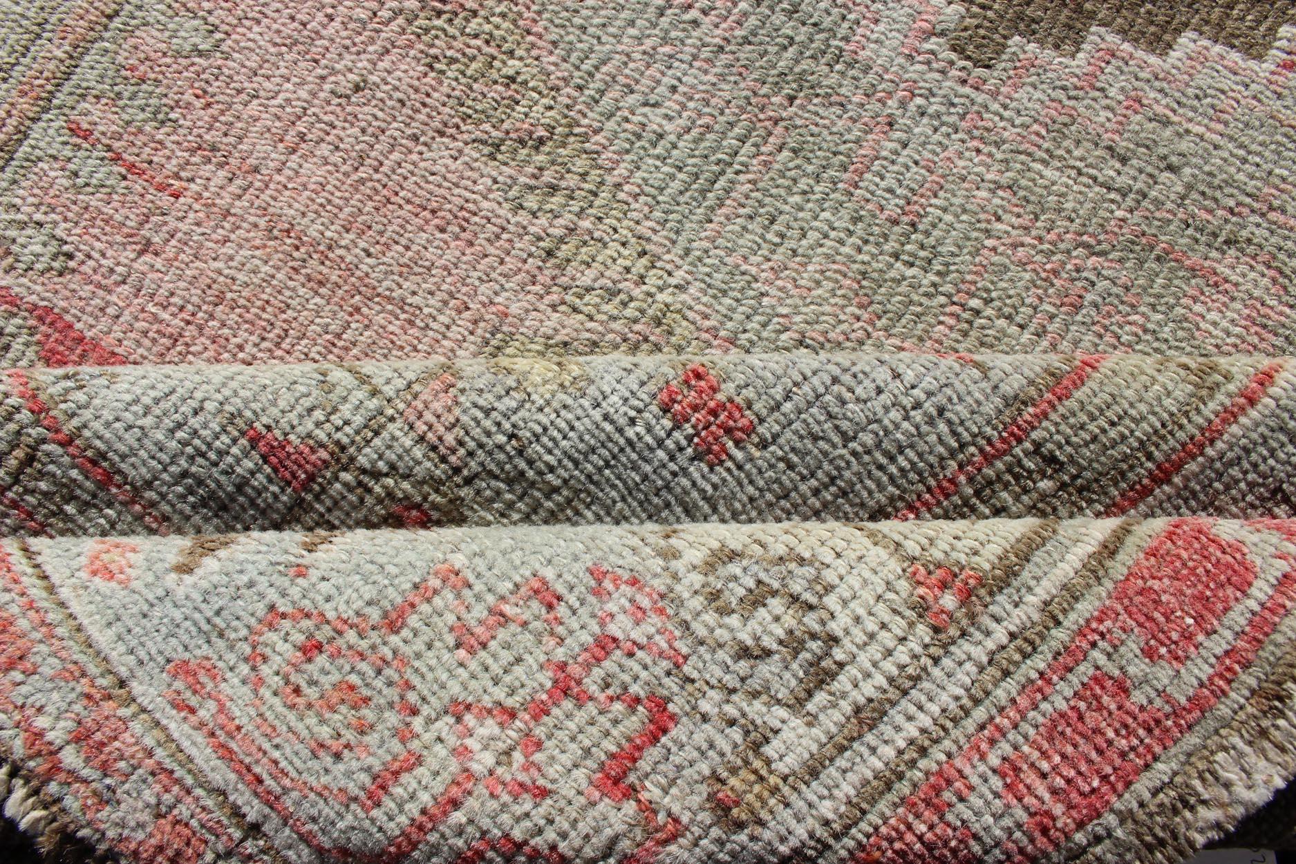 Vintage Turkish Oushak Rug with Soft Taupe and Blush Pink Accents 3'2 x 5'9 For Sale 5