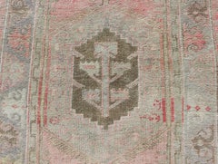 Türkischer Oushak-Teppich im Vintage-Stil mit weichem Taupe- und blassen rosa Akzenten 3'2 x 5'9
