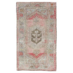 Tapis turc Oushak vintage avec de doux accents taupe et rose poudré 3'2 x 5'9