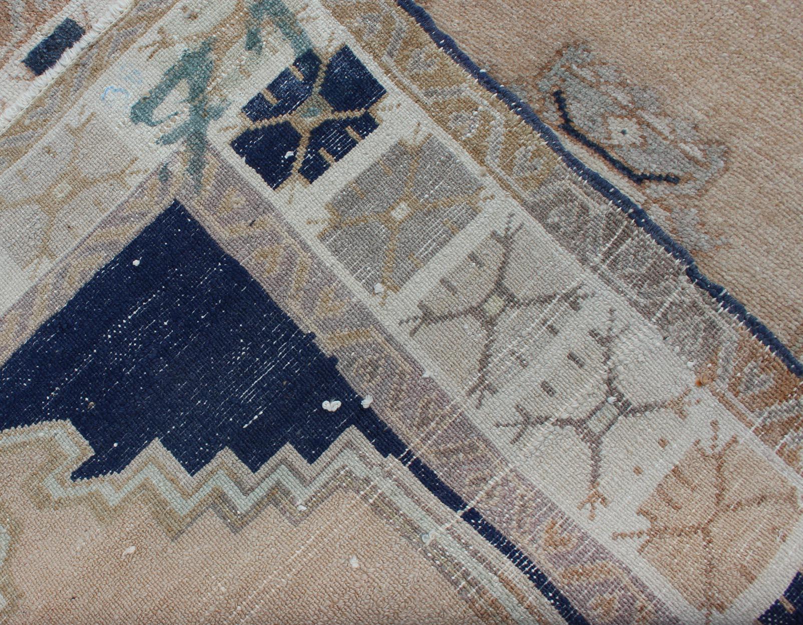 Tappeto turco vintage Oushak con medaglione stilizzato in blu notte e crema in vendita 3