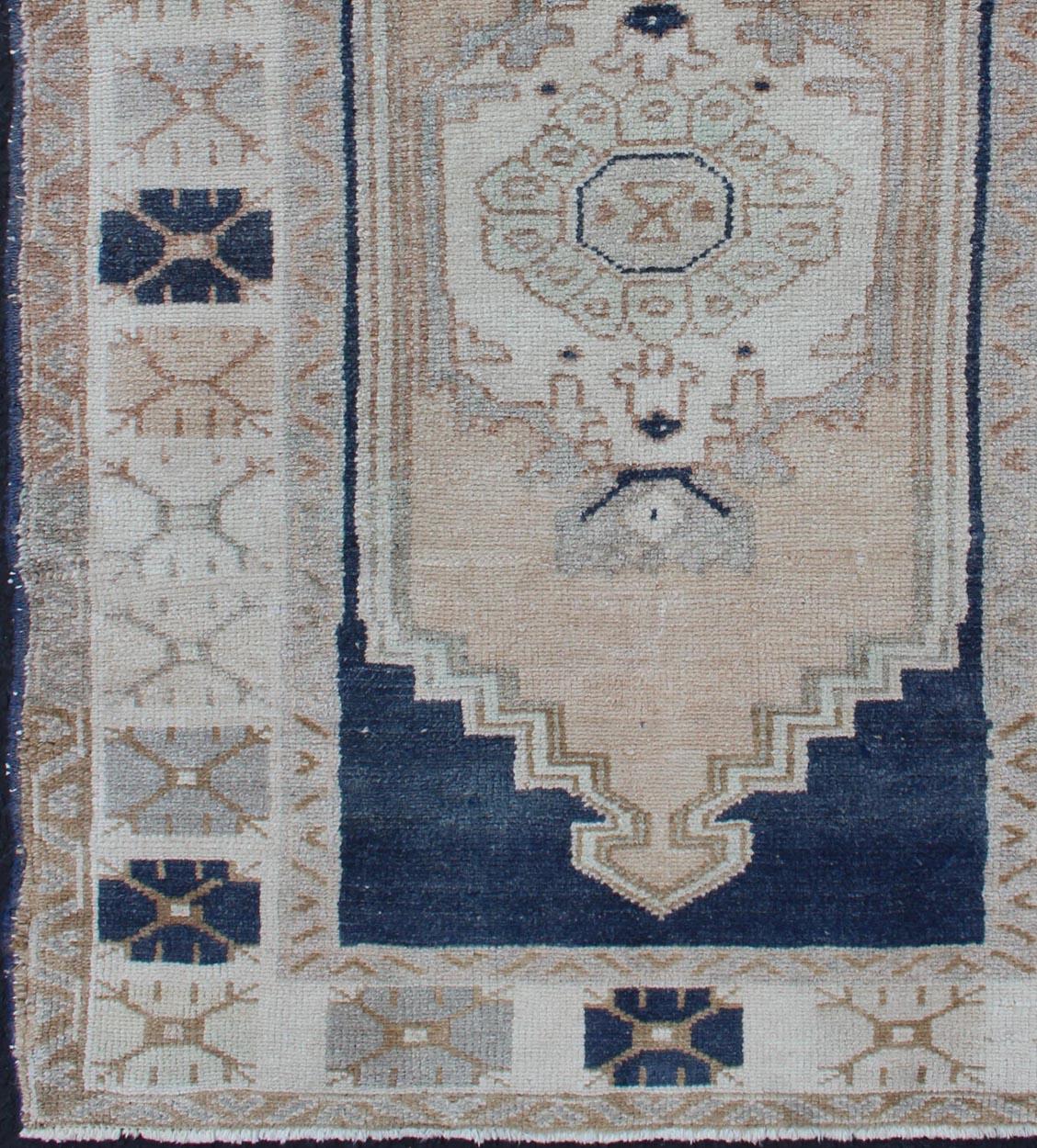 Turco Tappeto turco vintage Oushak con medaglione stilizzato in blu notte e crema in vendita