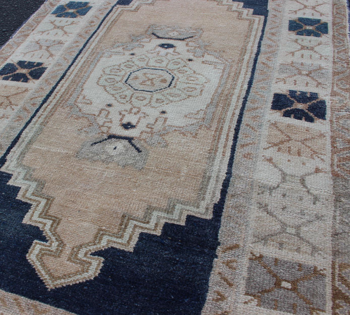 Tappeto turco vintage Oushak con medaglione stilizzato in blu notte e crema In condizioni buone in vendita a Atlanta, GA