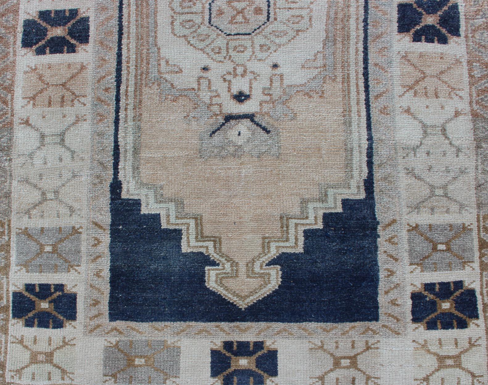 Lana Tappeto turco vintage Oushak con medaglione stilizzato in blu notte e crema in vendita