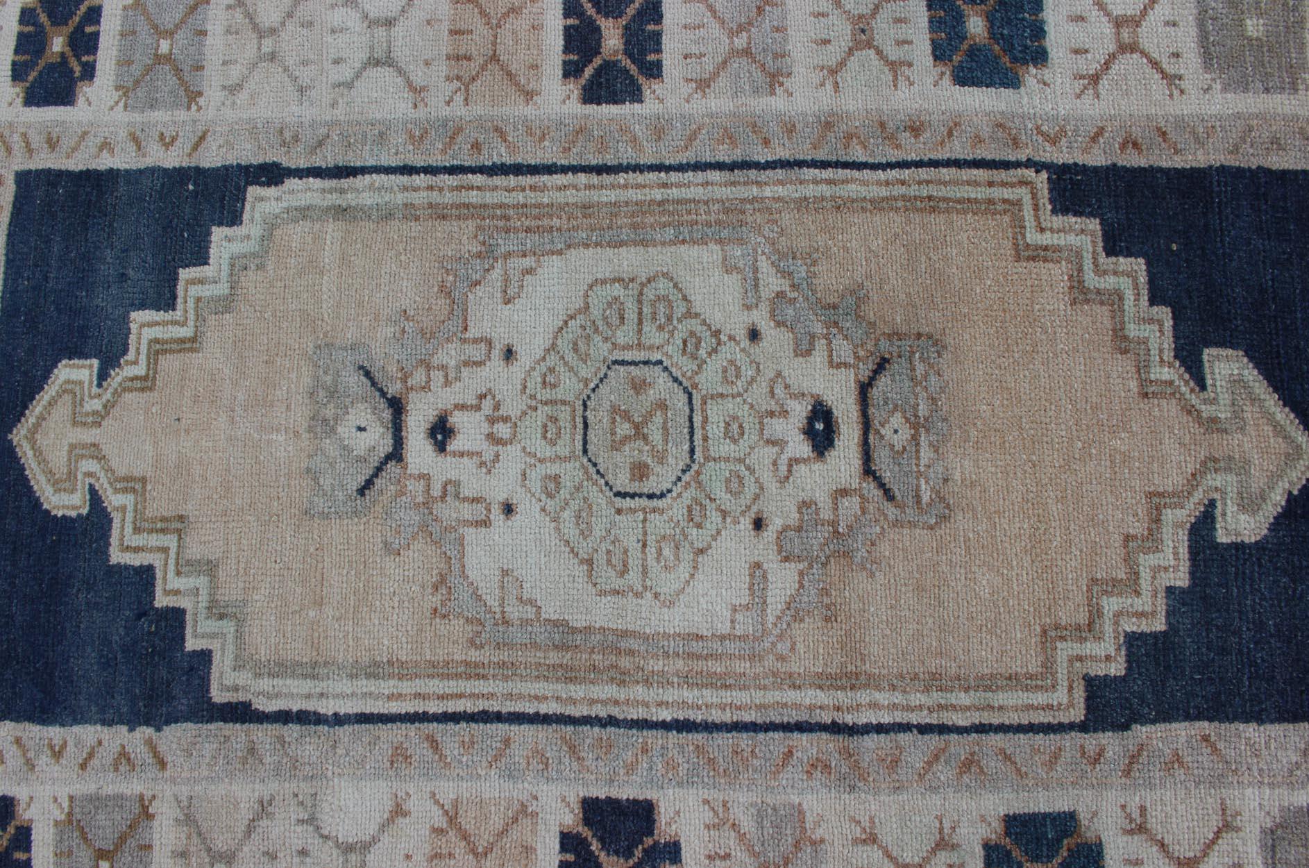 Tappeto turco vintage Oushak con medaglione stilizzato in blu notte e crema in vendita 1