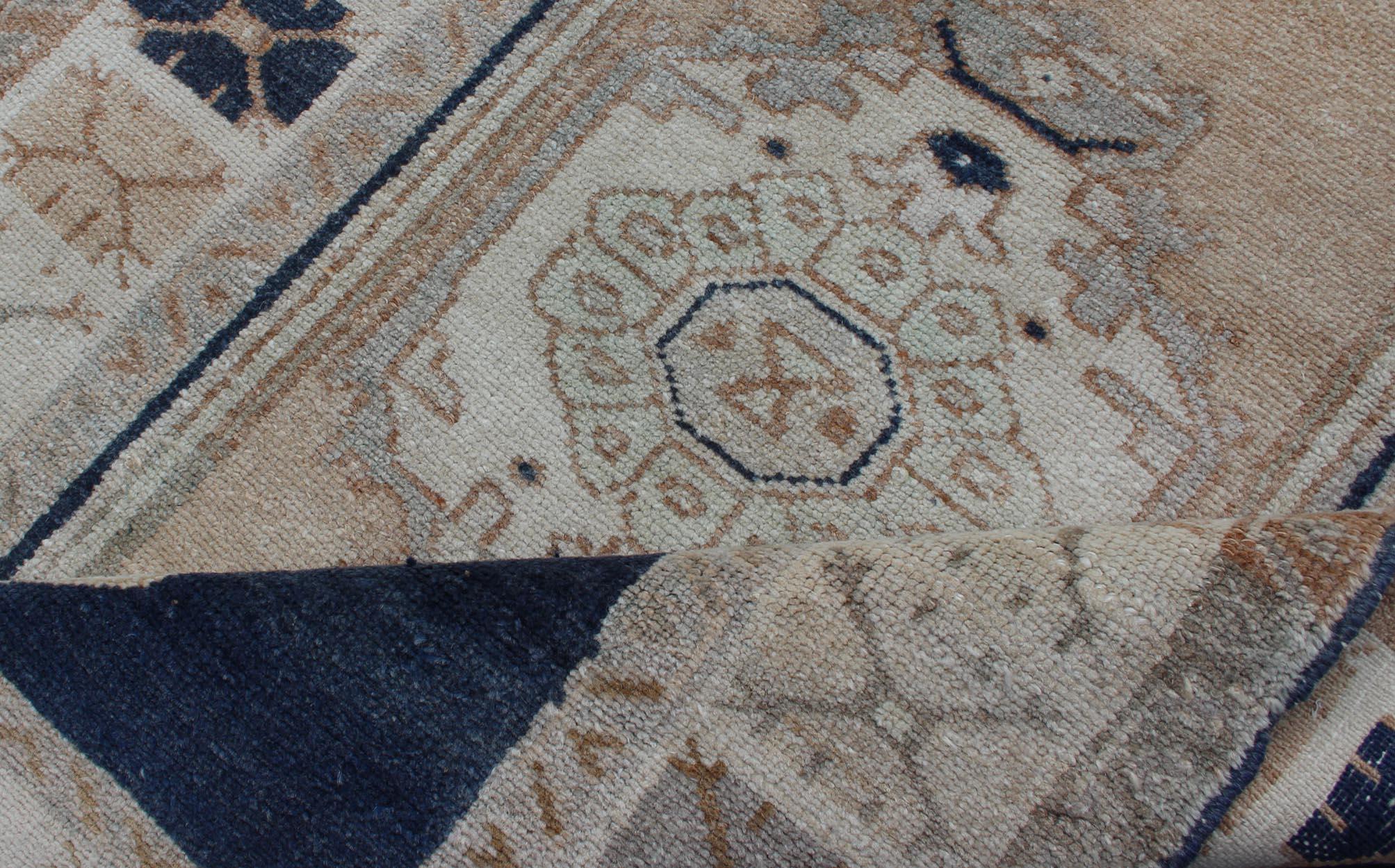 Tappeto turco vintage Oushak con medaglione stilizzato in blu notte e crema in vendita 2