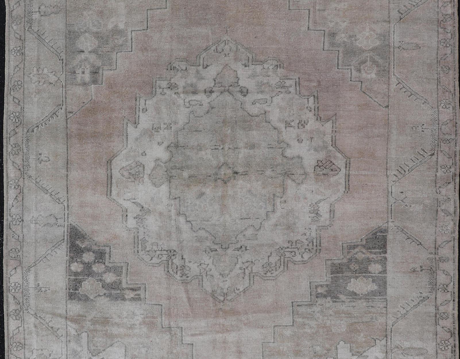 Alfombra Turca Oushak Vintage Con Sutiles Tonos Rosa Pastel y Gris 5'0 