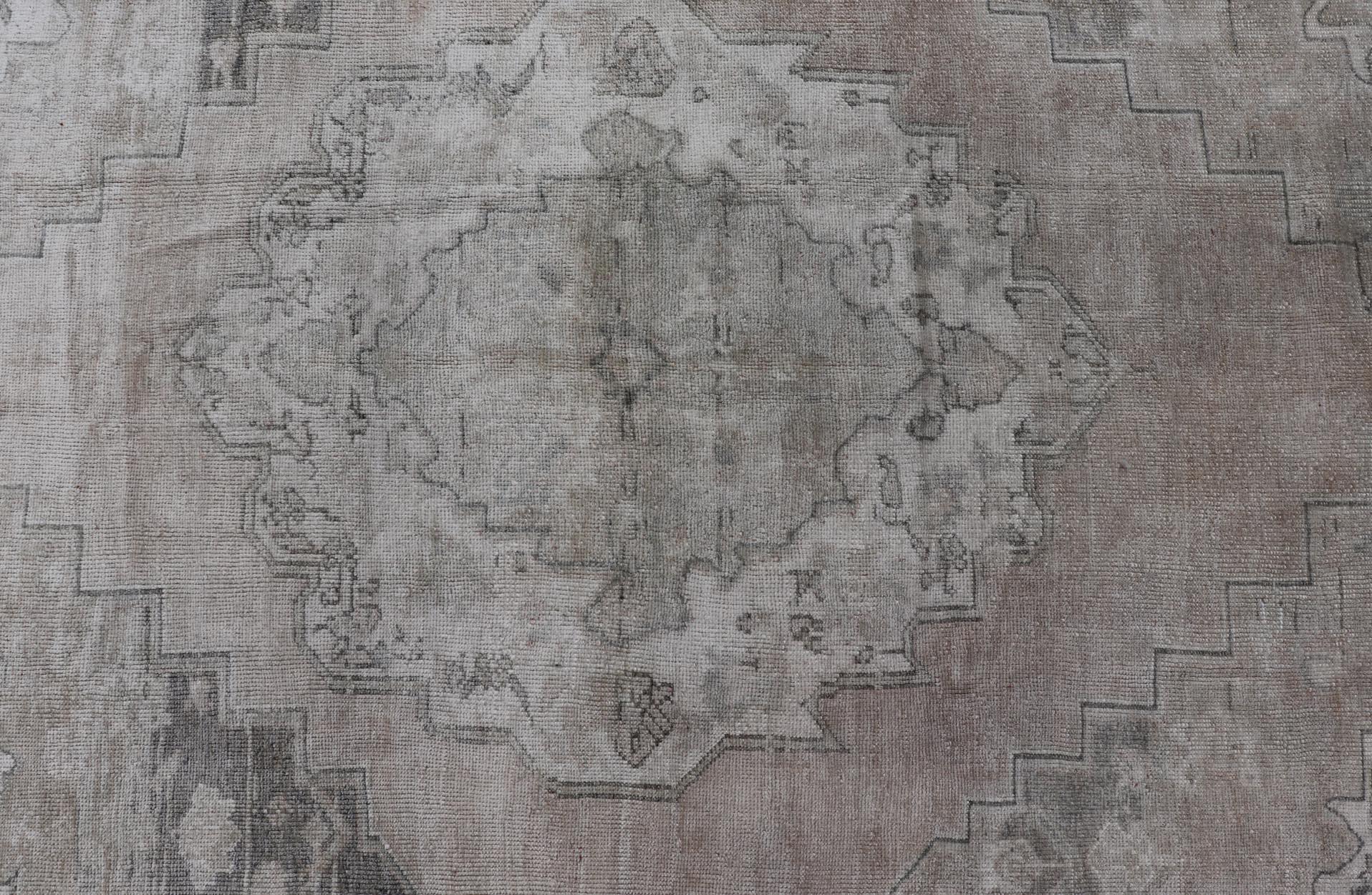 Alfombra Turca Oushak Vintage Con Sutiles Tonos Rosa Pastel y Gris 5'0 