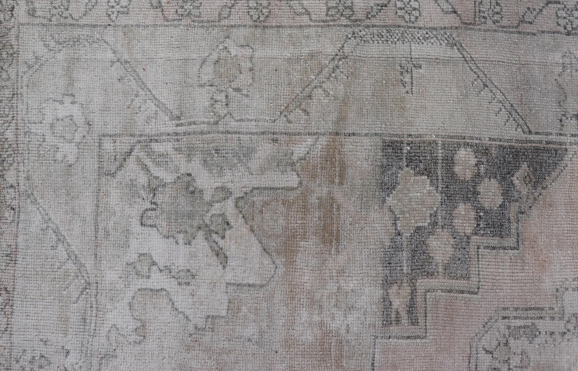 Alfombra Turca Oushak Vintage Con Sutiles Tonos Rosa Pastel y Gris 5'0 