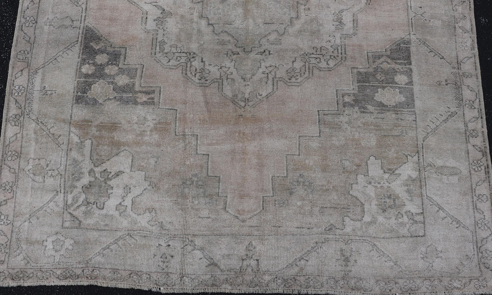 Alfombra Turca Oushak Vintage Con Sutiles Tonos Rosa Pastel y Gris 5'0 