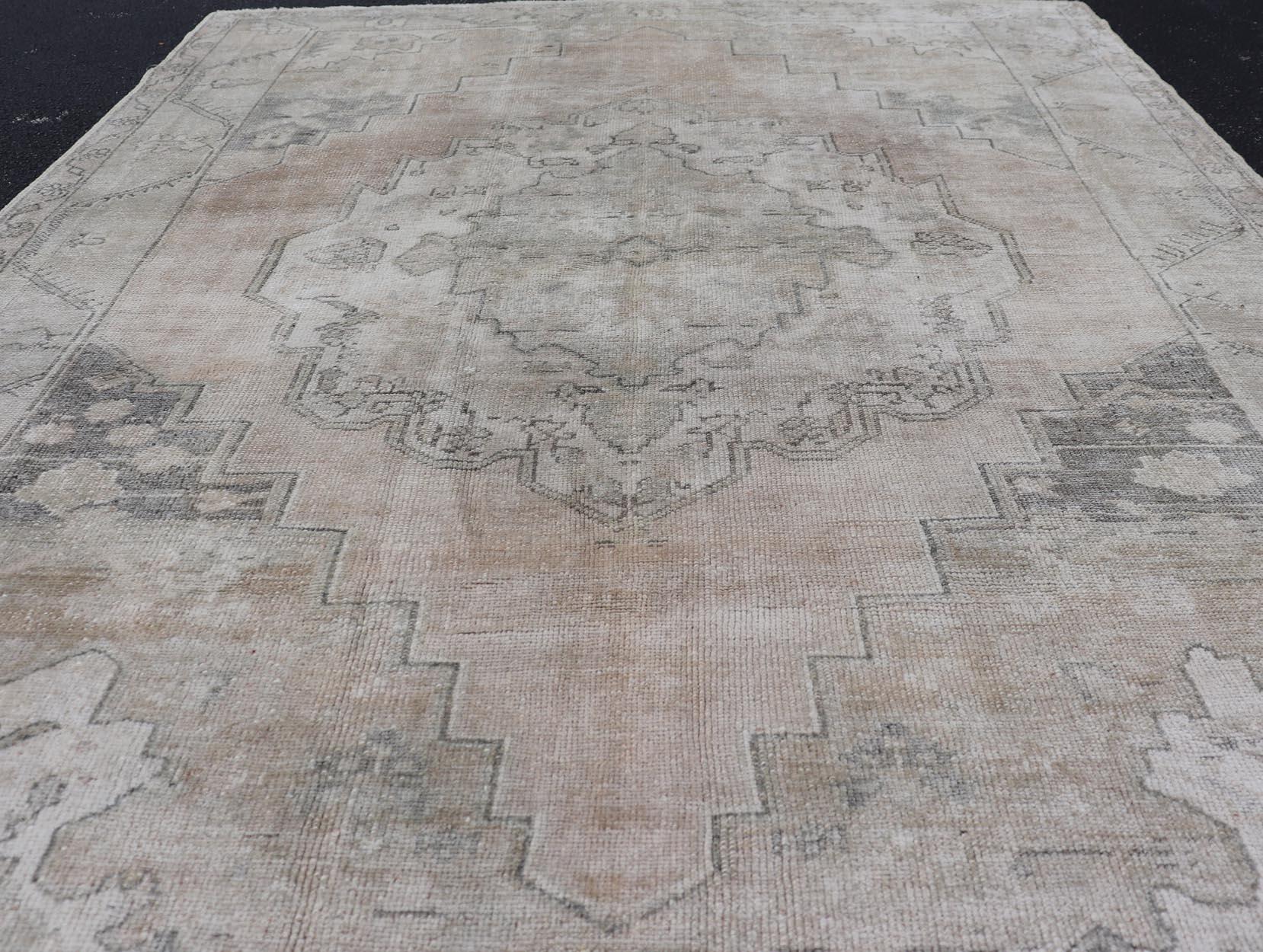 Alfombra Turca Oushak Vintage Con Sutiles Tonos Rosa Pastel y Gris 5'0 