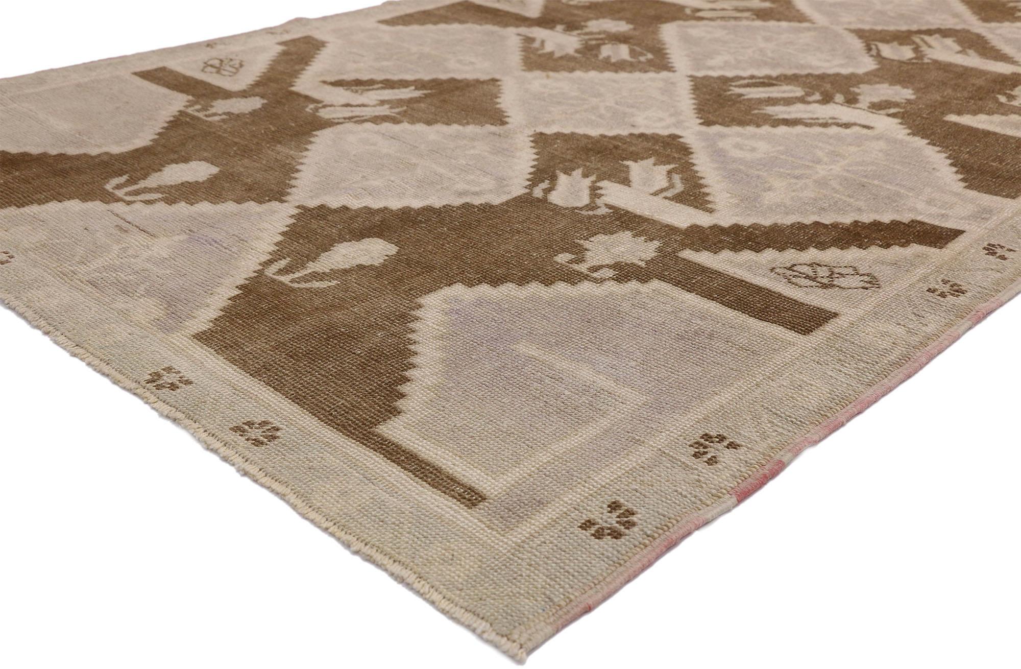 52469 Erdfarbener türkischer Oushak-Teppich Vintage, 04'08 x 08'07. Ein zeitloses Zusammenspiel von geometrischer Struktur und organischer Schönheit: Dieser handgeknüpfte türkische Oushak-Teppich aus Wolle ist ein beeindruckender Ausdruck