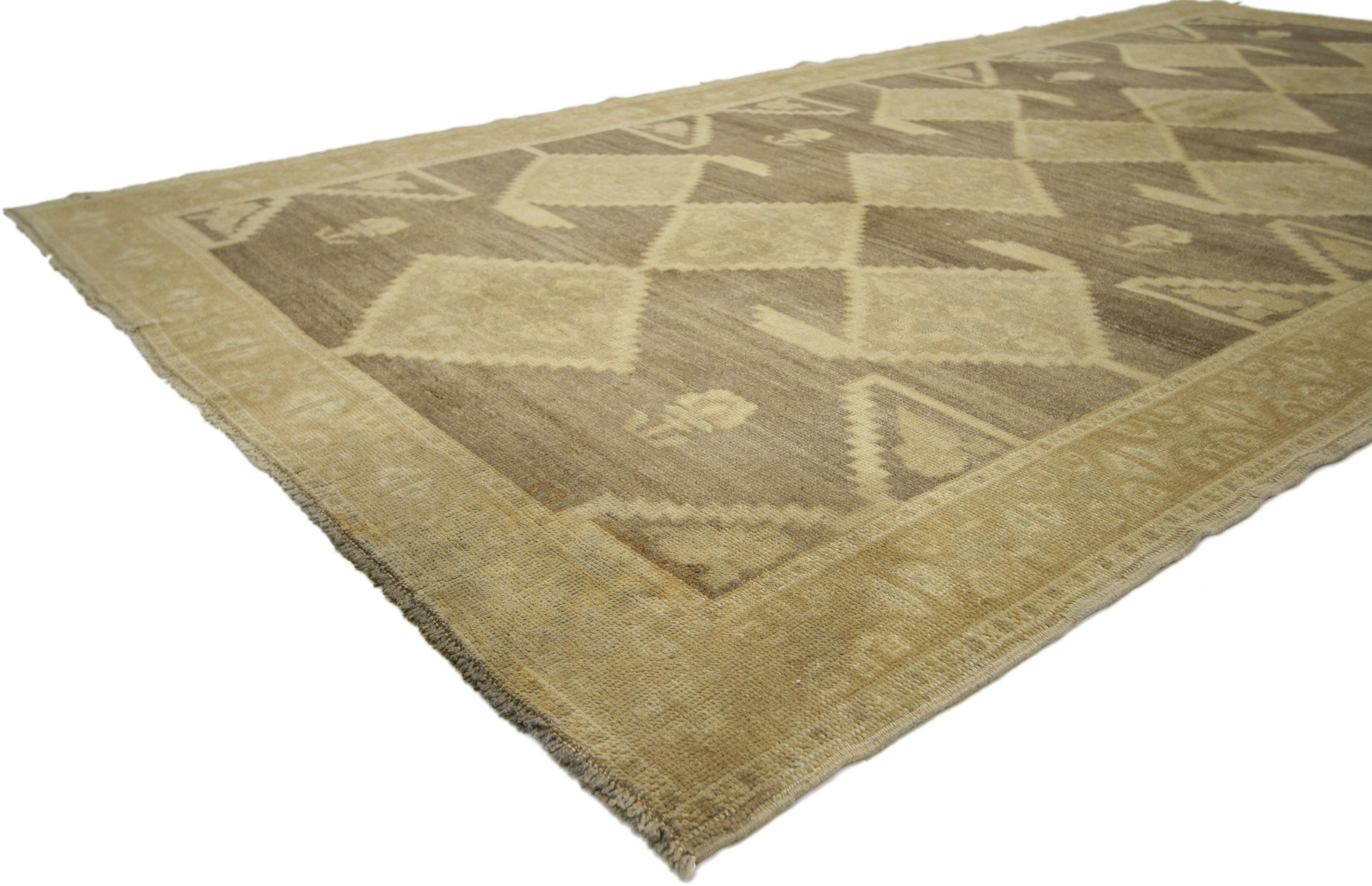 50845, vintage Turkish Oushak rug with Swedish Farmhouse style. Emanating timeless appeal and neutral hues, this hand knotted wool vintage Turkish Oushak rug exhibits a nostalgic charm with an eclectic vibe that is especially suitable within a