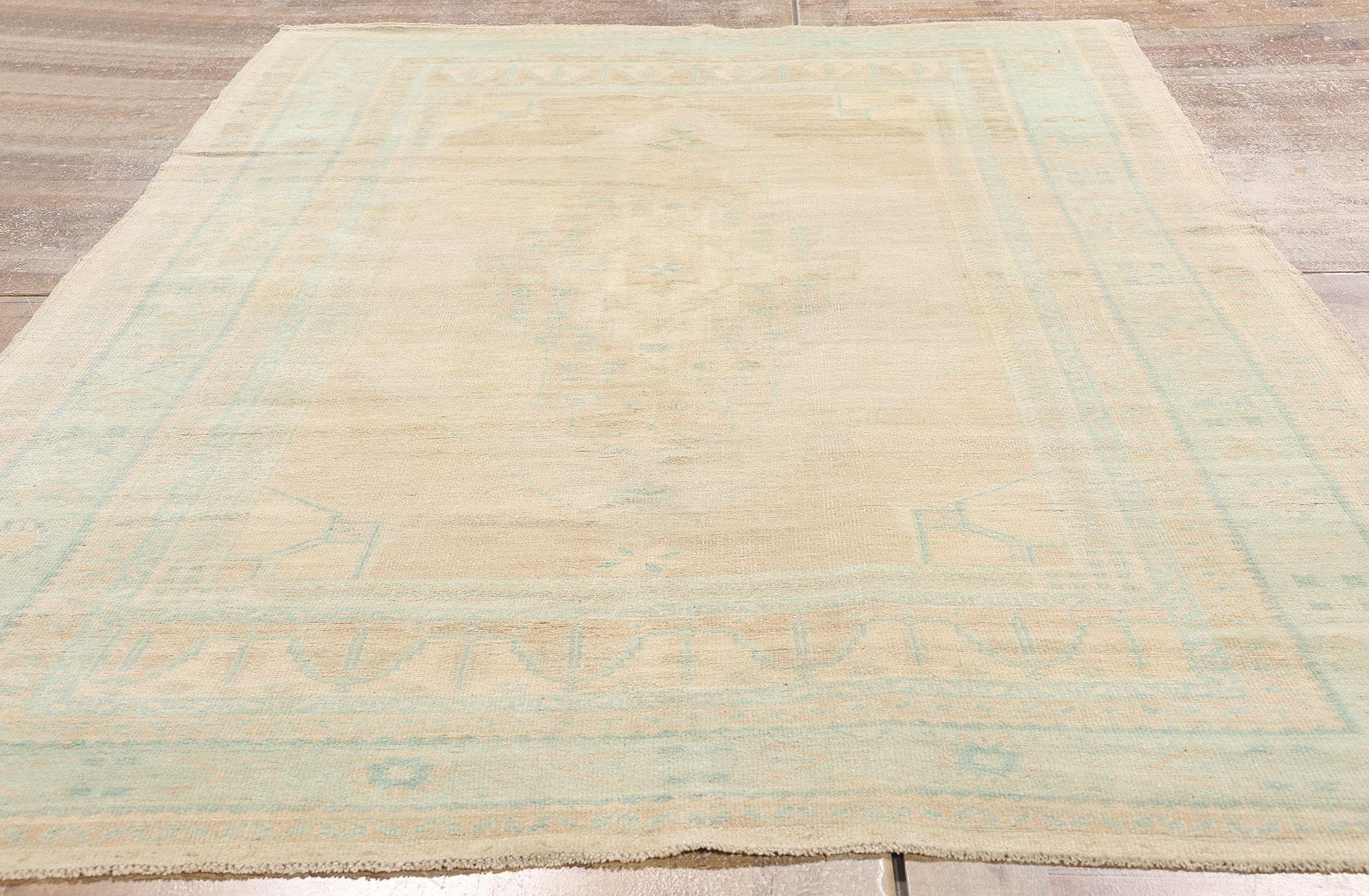 1950's Turkish Oushak Rug with Contemporary Style For Sale 4