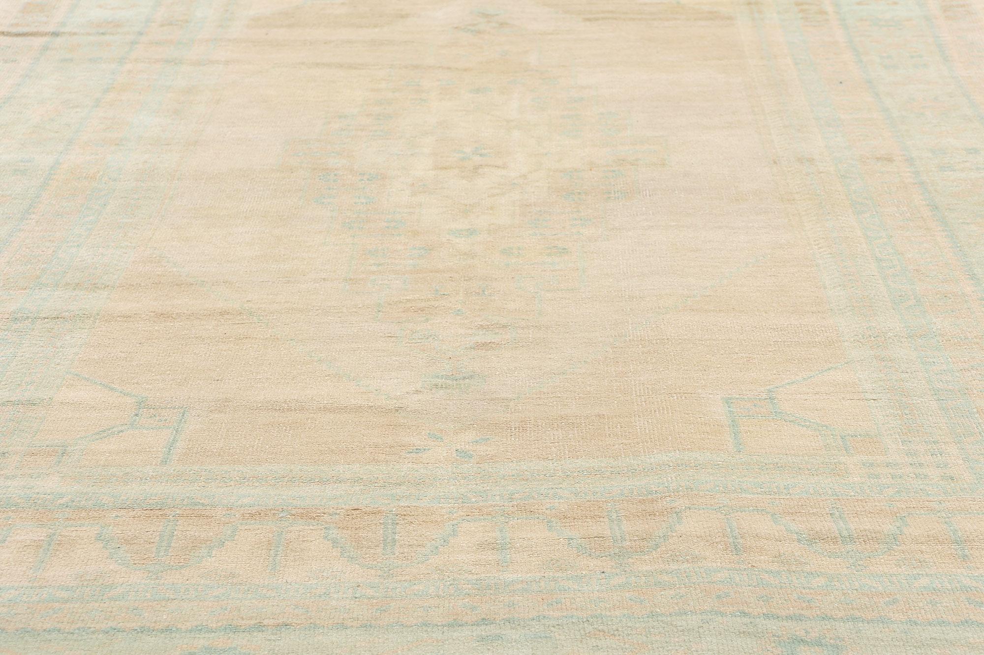 1950's Turkish Oushak Rug with Contemporary Style In Good Condition For Sale In Dallas, TX