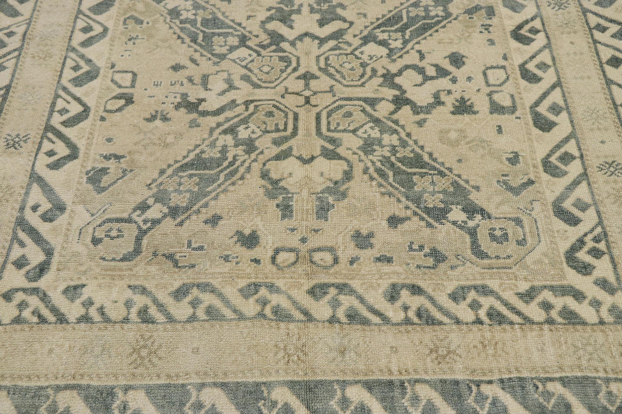 Noué à la main Tapis turc Oushak vintage de couleur terre en vente