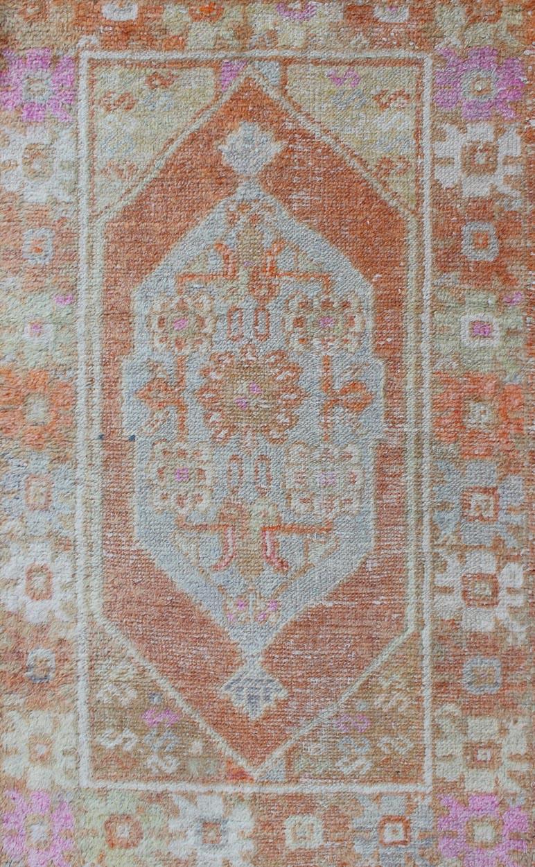 Medidas: 2'7 x 4'2 
Alfombra Turca Oushak Vintage con Acentos Terracota y Pasteles Suaves 2'7 x 4'2. Keivan Woven Arts / Alfombra/EN-179662, país de origen / tipo: Turquía / Oushak, hacia 1950.
Esta alfombra turca Oushak vintage, presenta una