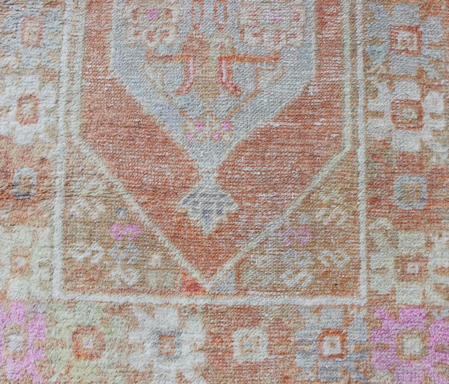 Alfombra Turca Oushak Vintage con Acentos Terracota y Pasteles Suaves 2'7 x 4'2 Turco en venta