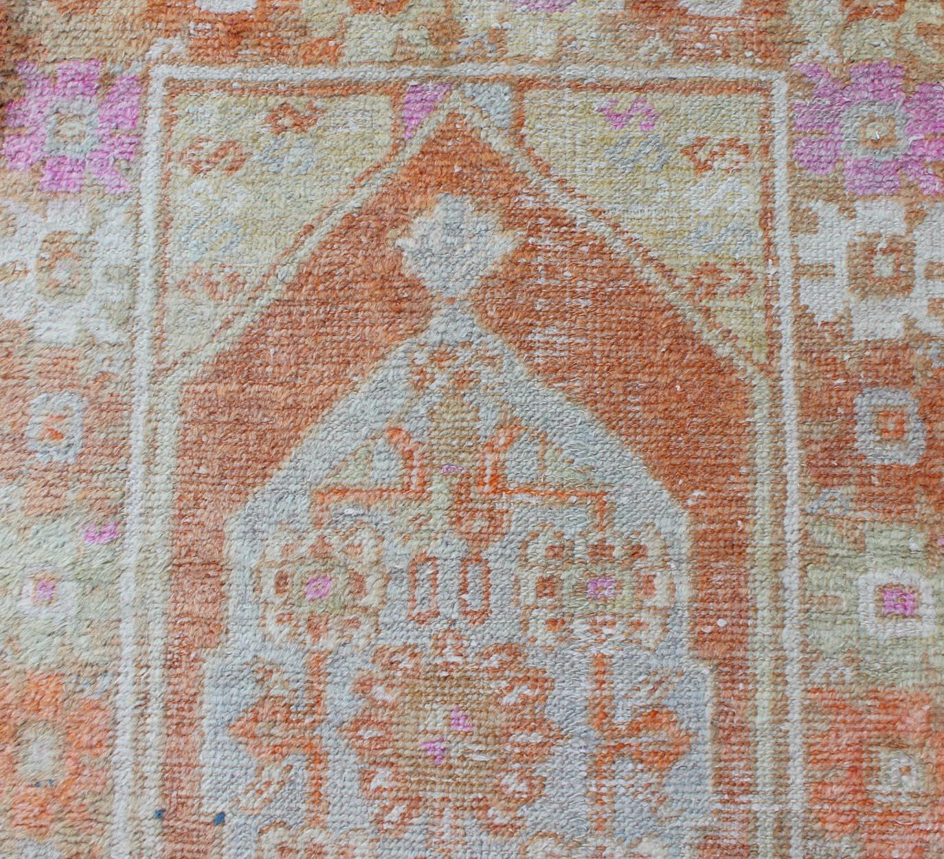 Alfombra Turca Oushak Vintage con Acentos Terracota y Pasteles Suaves 2'7 x 4'2 Anudado a mano en venta