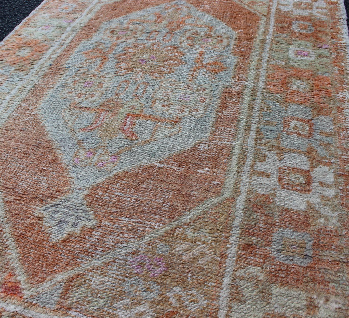 Alfombra Turca Oushak Vintage con Acentos Terracota y Pasteles Suaves 2'7 x 4'2 en Bueno estado para la venta en Atlanta, GA