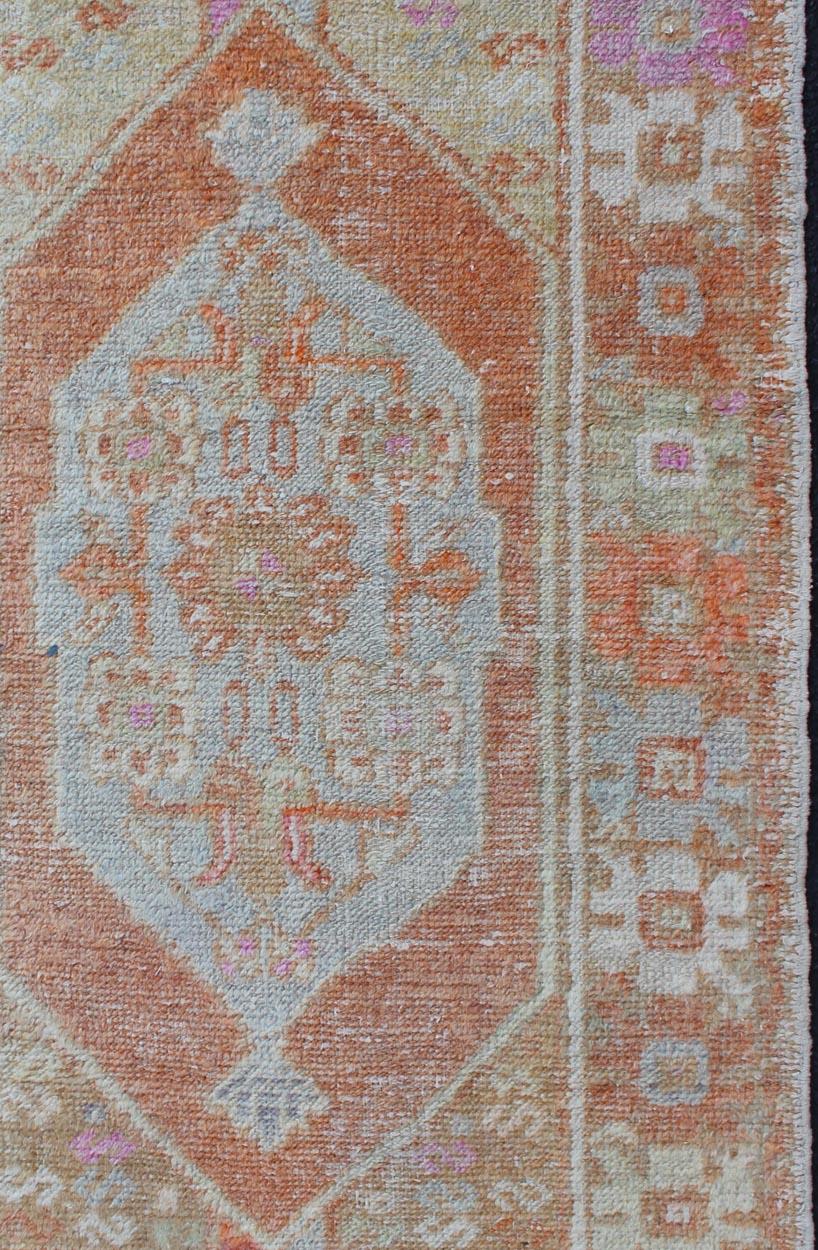 Alfombra Turca Oushak Vintage con Acentos Terracota y Pasteles Suaves 2'7 x 4'2 siglo XX en venta