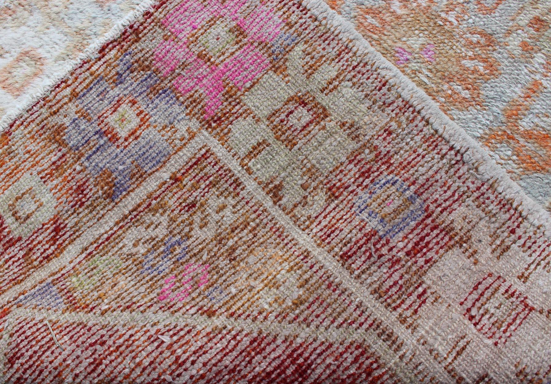 Alfombra Turca Oushak Vintage con Acentos Terracota y Pasteles Suaves 2'7 x 4'2 Lana en venta