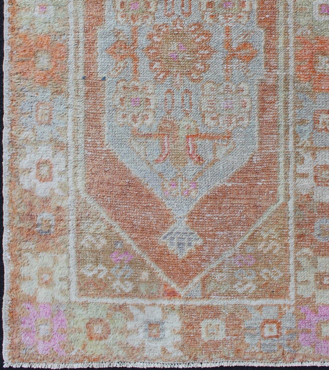 Alfombra Turca Oushak Vintage con Acentos Terracota y Pasteles Suaves 2'7 x 4'2 en venta 1