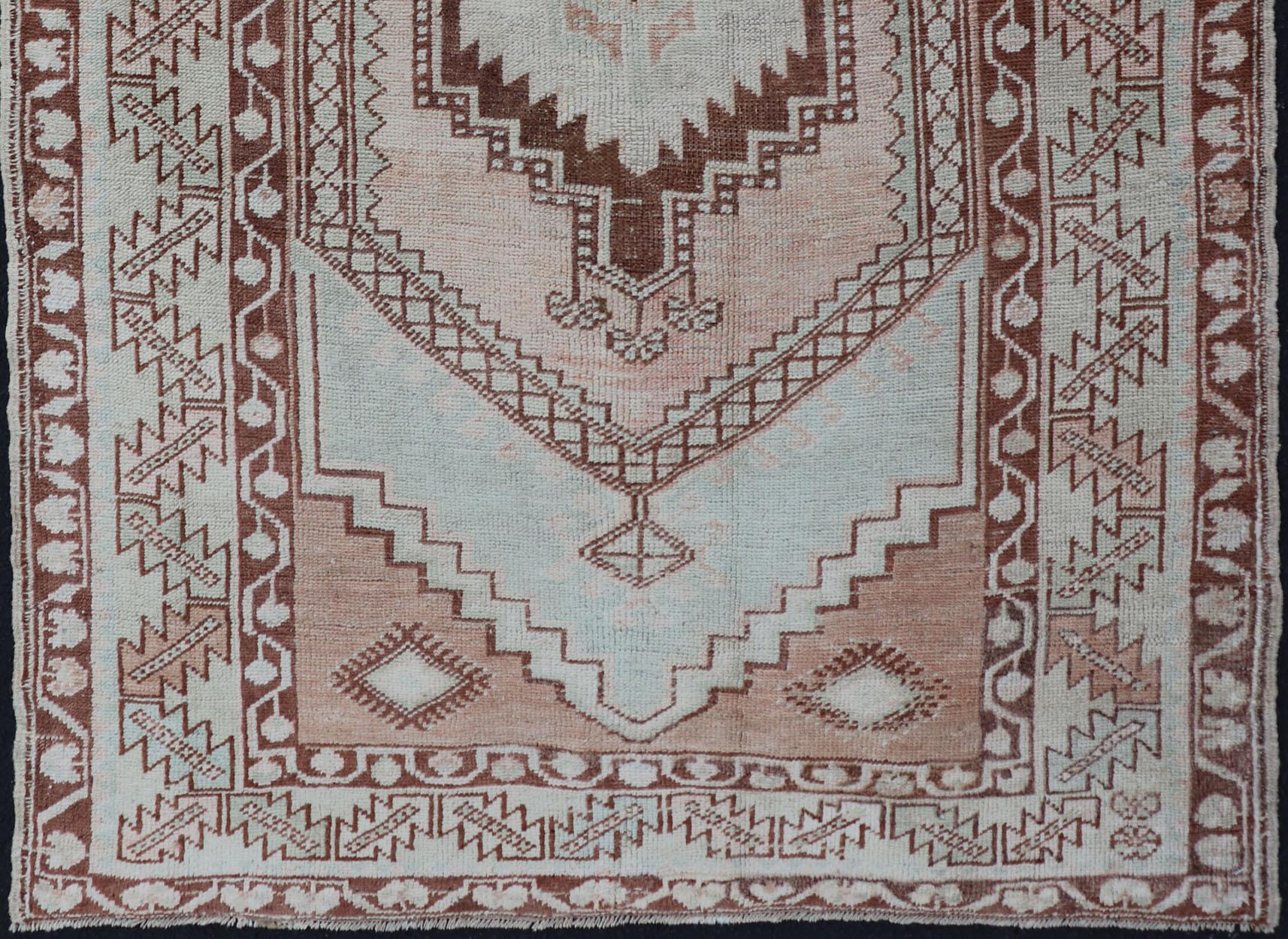 Noué à la main Tapis turc Oushak vintage au design traditionnel en bleu sourd, marron et saumon en vente