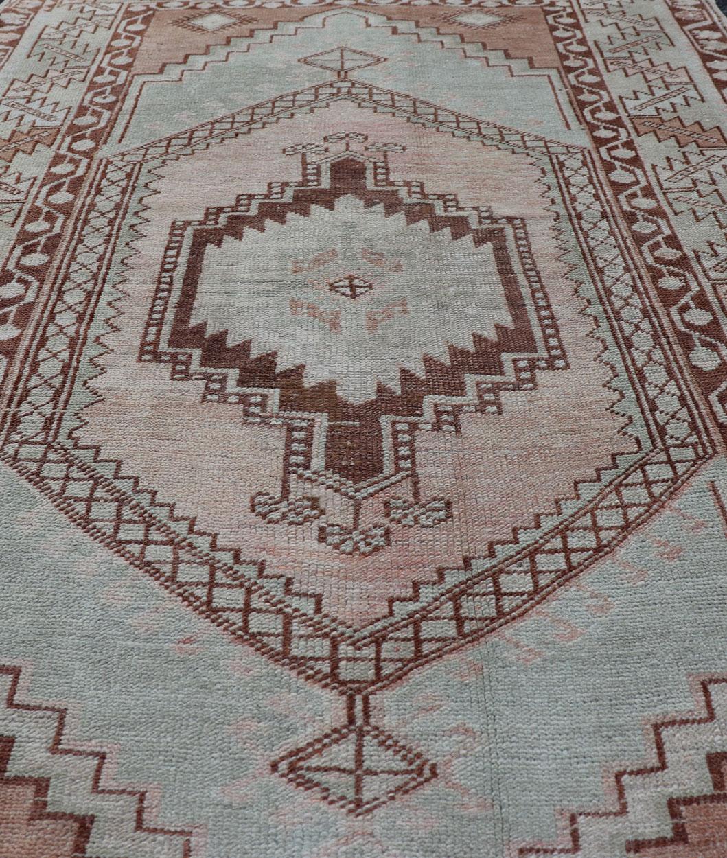 Laine Tapis turc Oushak vintage au design traditionnel en bleu sourd, marron et saumon en vente