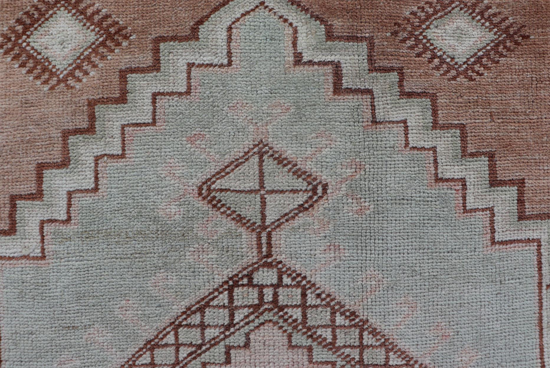 Tappeto turco vintage Oushak con design tradizionale in blu, marrone e salmone. in vendita 2