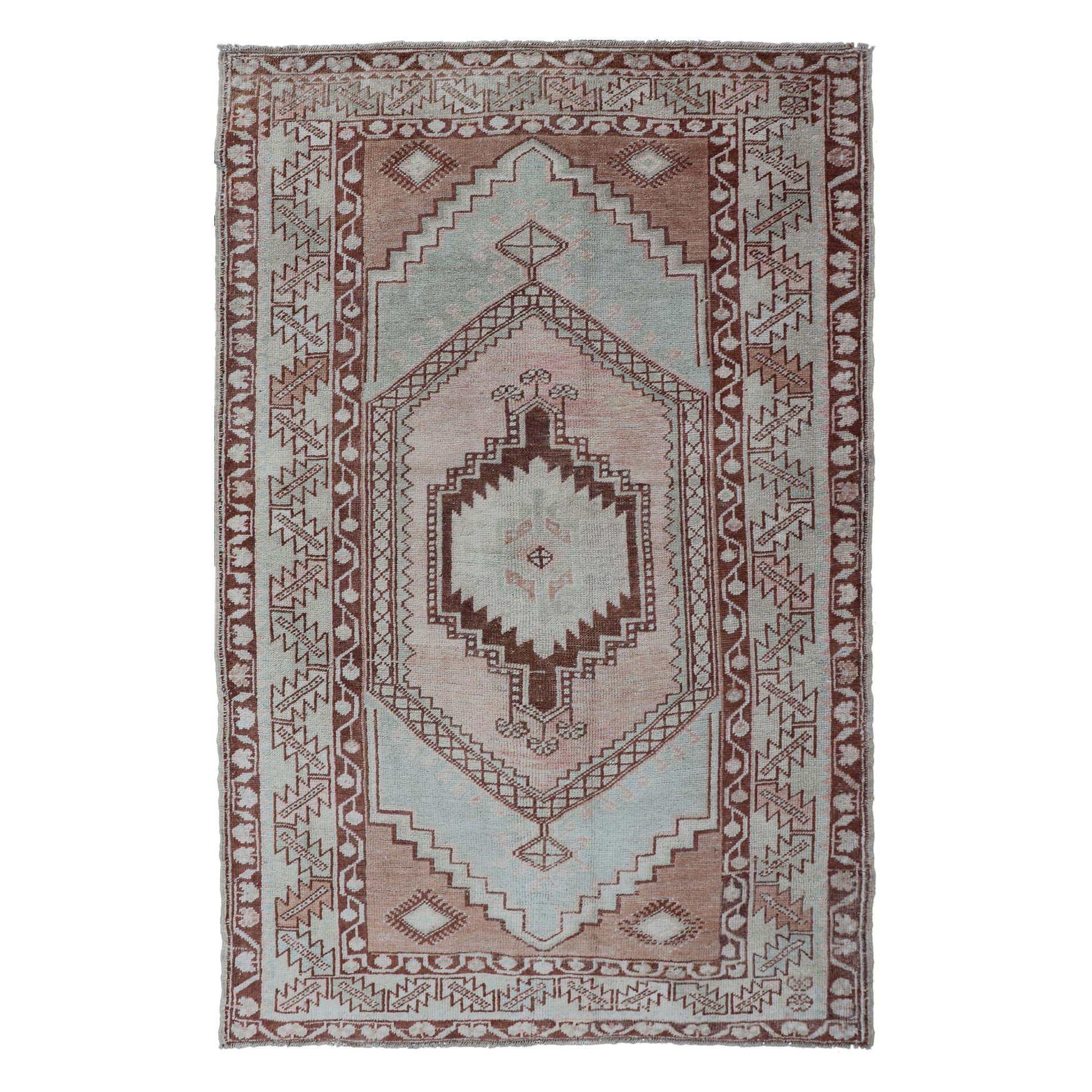 Türkischer Oushak-Teppich mit traditionellem Design in gedämpftem Blau, Braun und Lachs