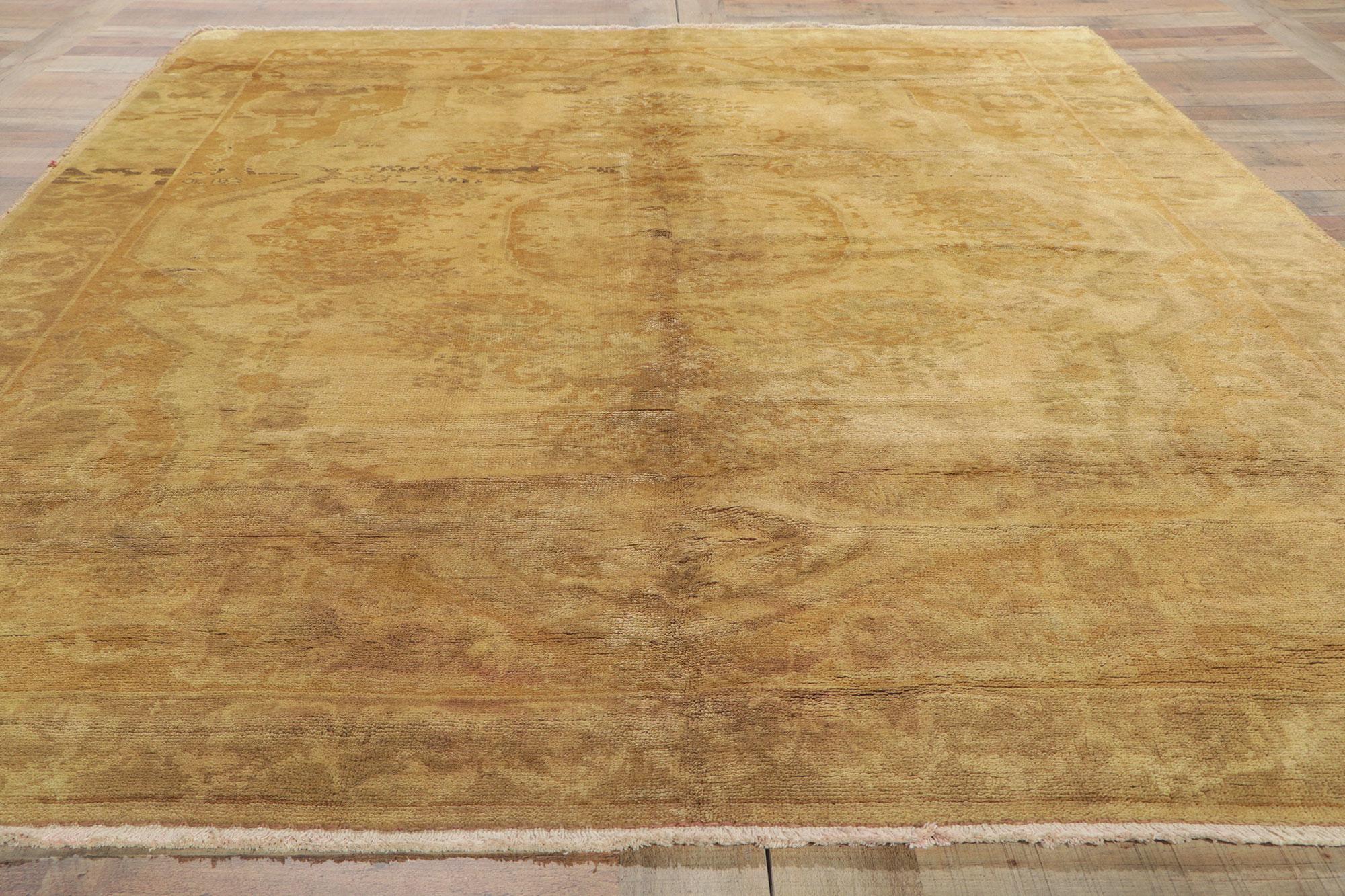 Türkischer Oushak-Teppich in Gold, zeitlose Eleganz trifft auf biophiles Design im Angebot 4