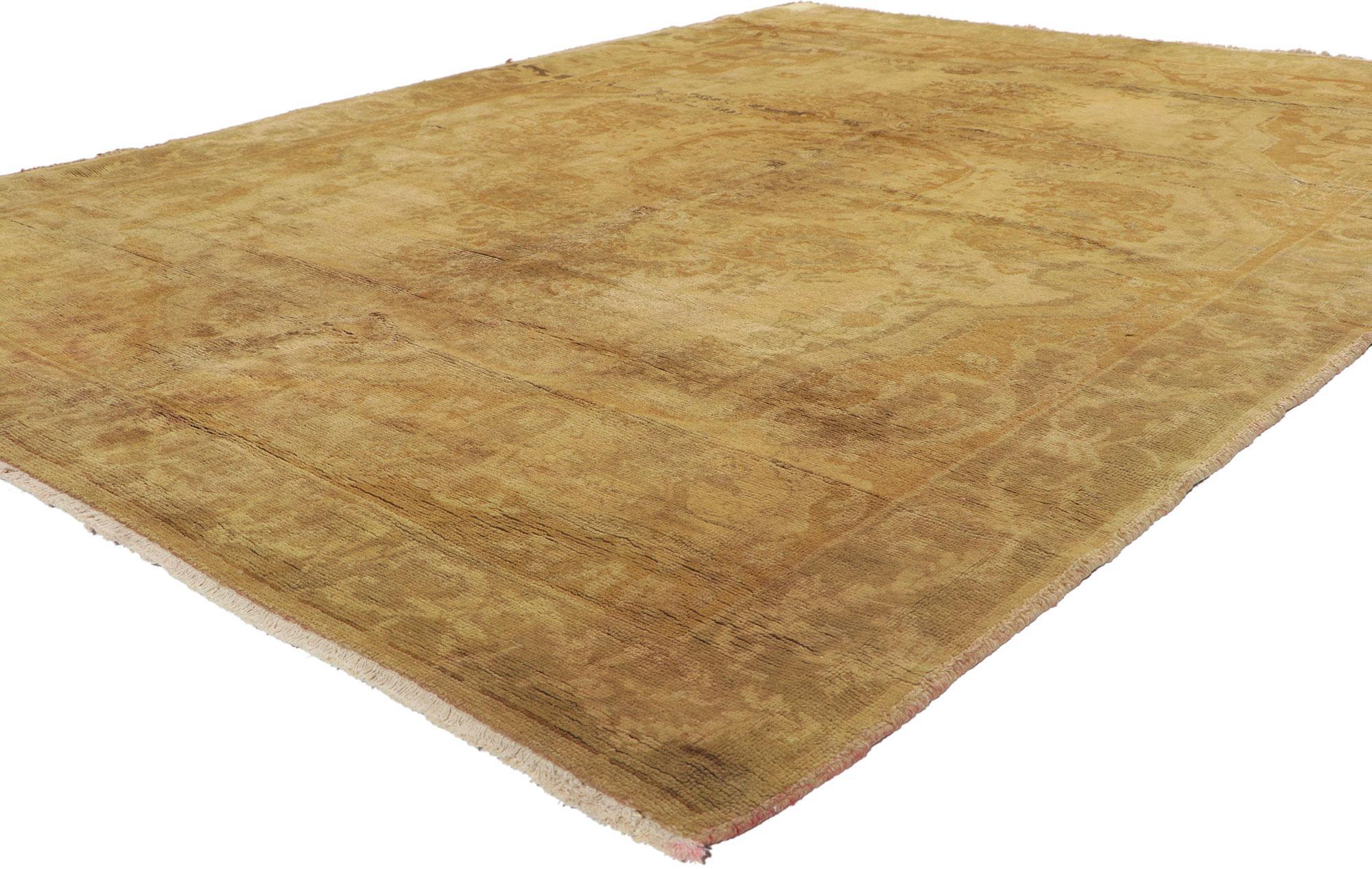 50456 Vintage Gold Türkischer Oushak-Teppich, 06'03 x 08'06.  Die antik gewaschenen türkischen Oushak-Teppiche stammen aus der Oushak-Region in der Westtürkei und zeichnen sich durch ihr einzigartiges Waschverfahren aus, das ihnen ein gealtertes und