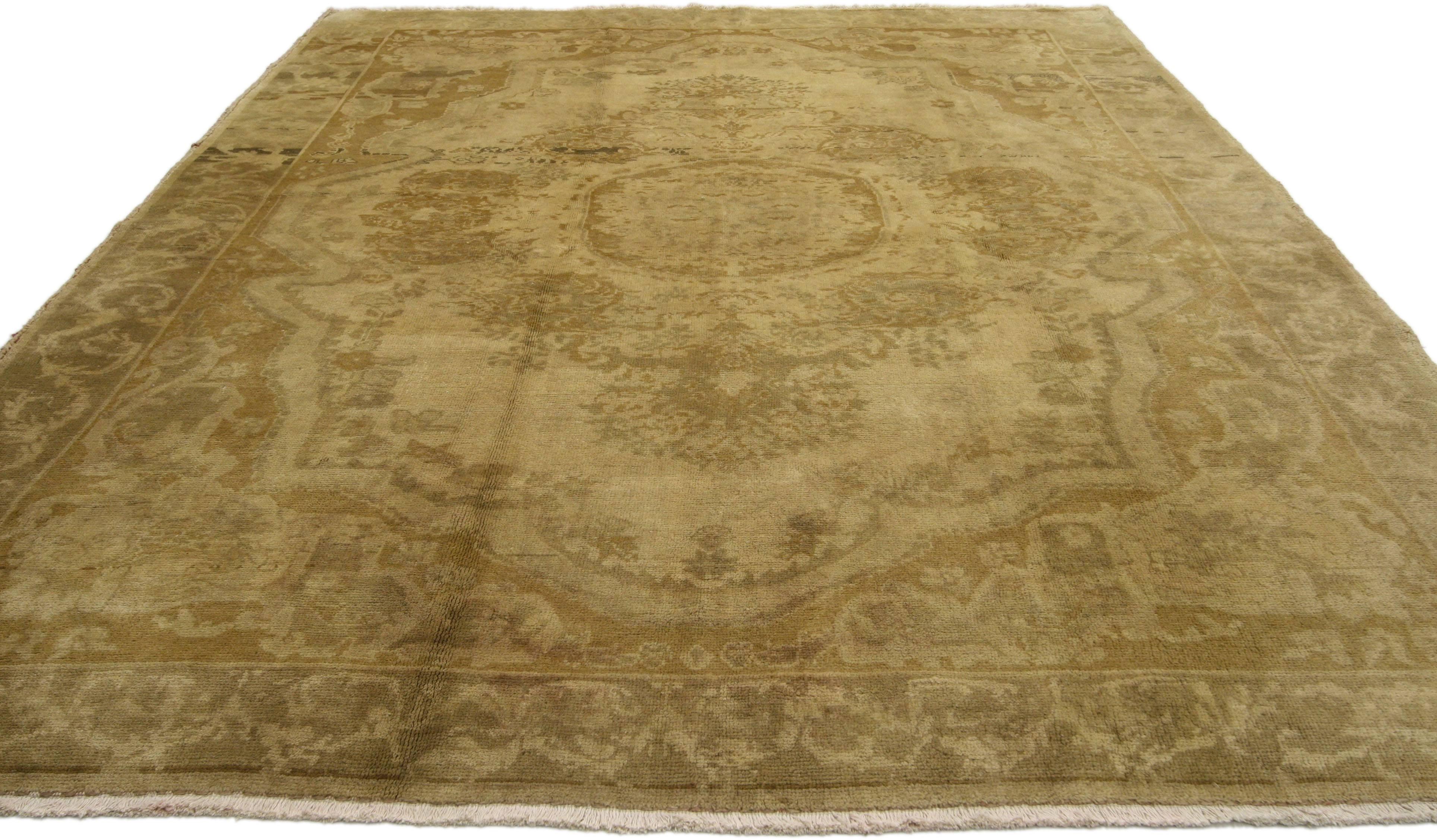 Türkischer Oushak-Teppich in Gold, zeitlose Eleganz trifft auf biophiles Design (20. Jahrhundert) im Angebot