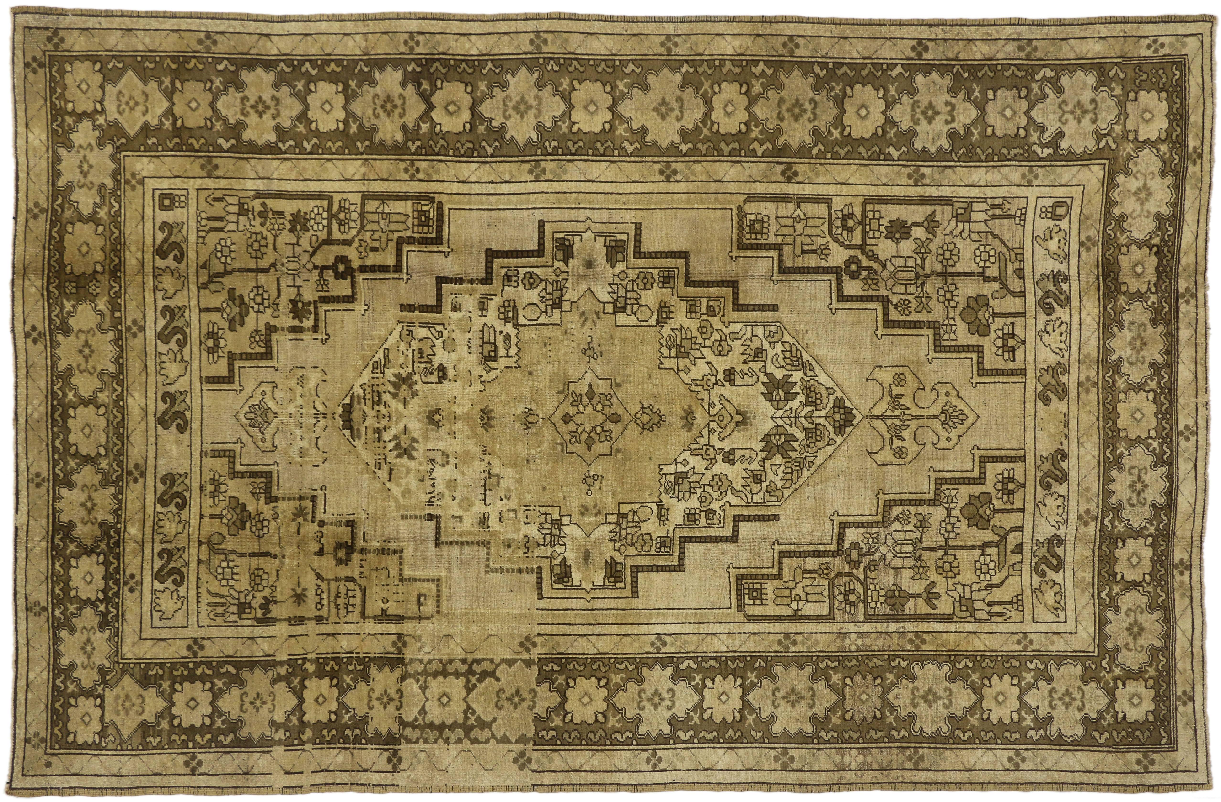20th Century Vintage Turkish Oushak Rug with Traditional Style and Warm Earth-Tones For Sale