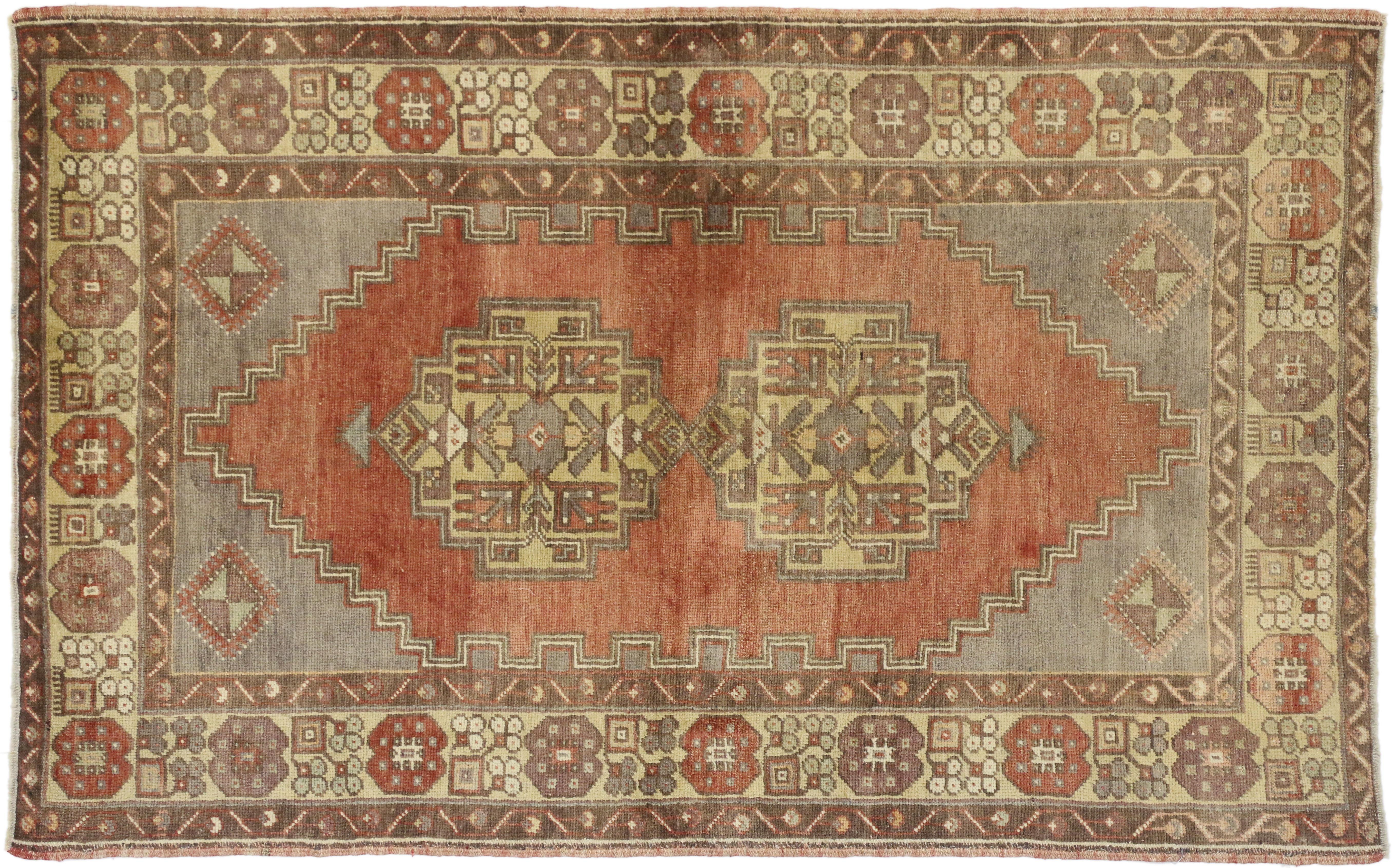 Vintage Turkish Oushak Rug with Traditional Style, Entry or Foyer Rug In Good Condition For Sale In Dallas, TX